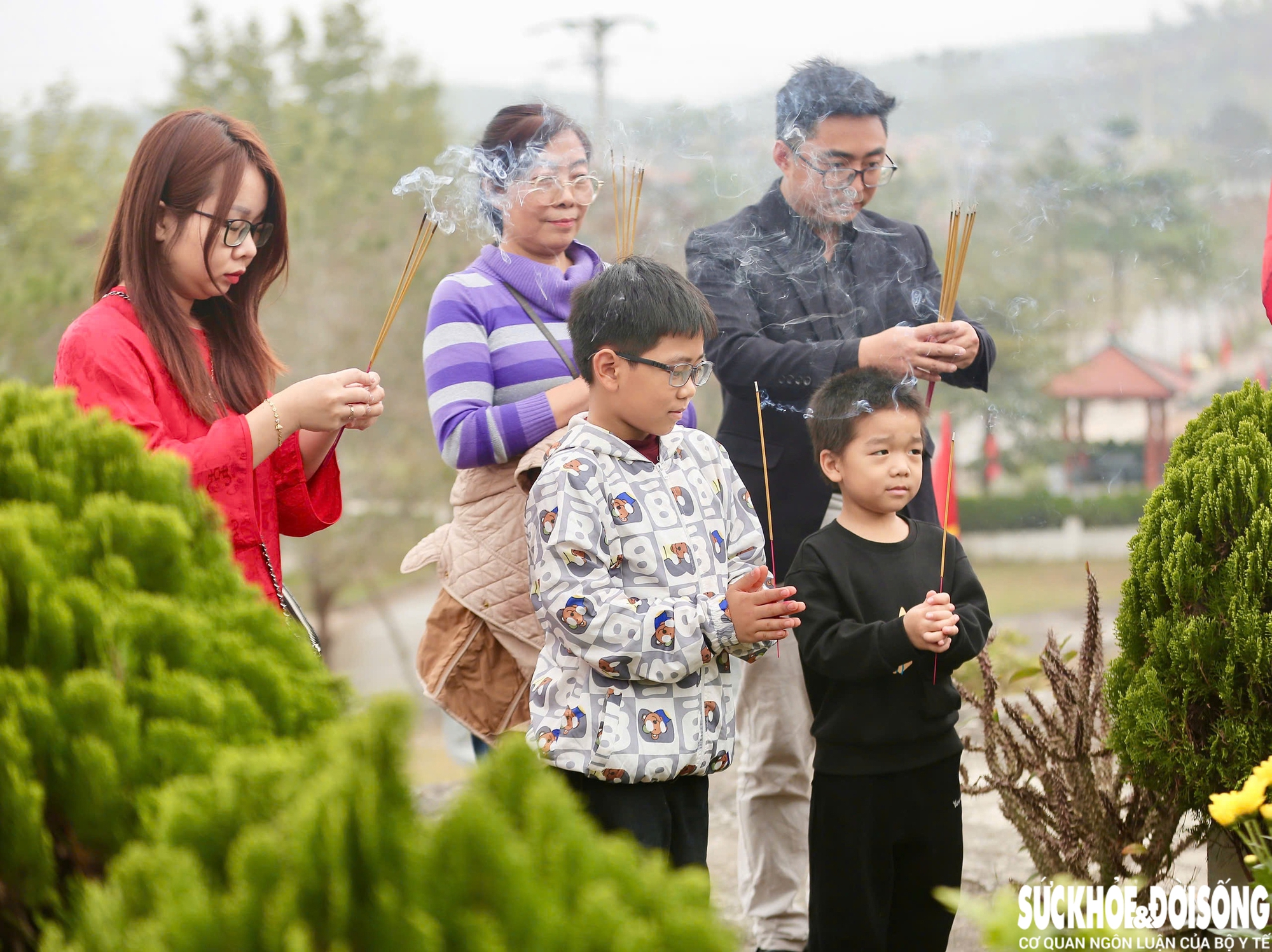 Người dân dậy sớm đi tảo mộ, mời tổ tiên về đón năm mới- Ảnh 7. Người dân dậy sớm đi tảo mộ, mời tổ tiên về đón năm mới- Ảnh 7.