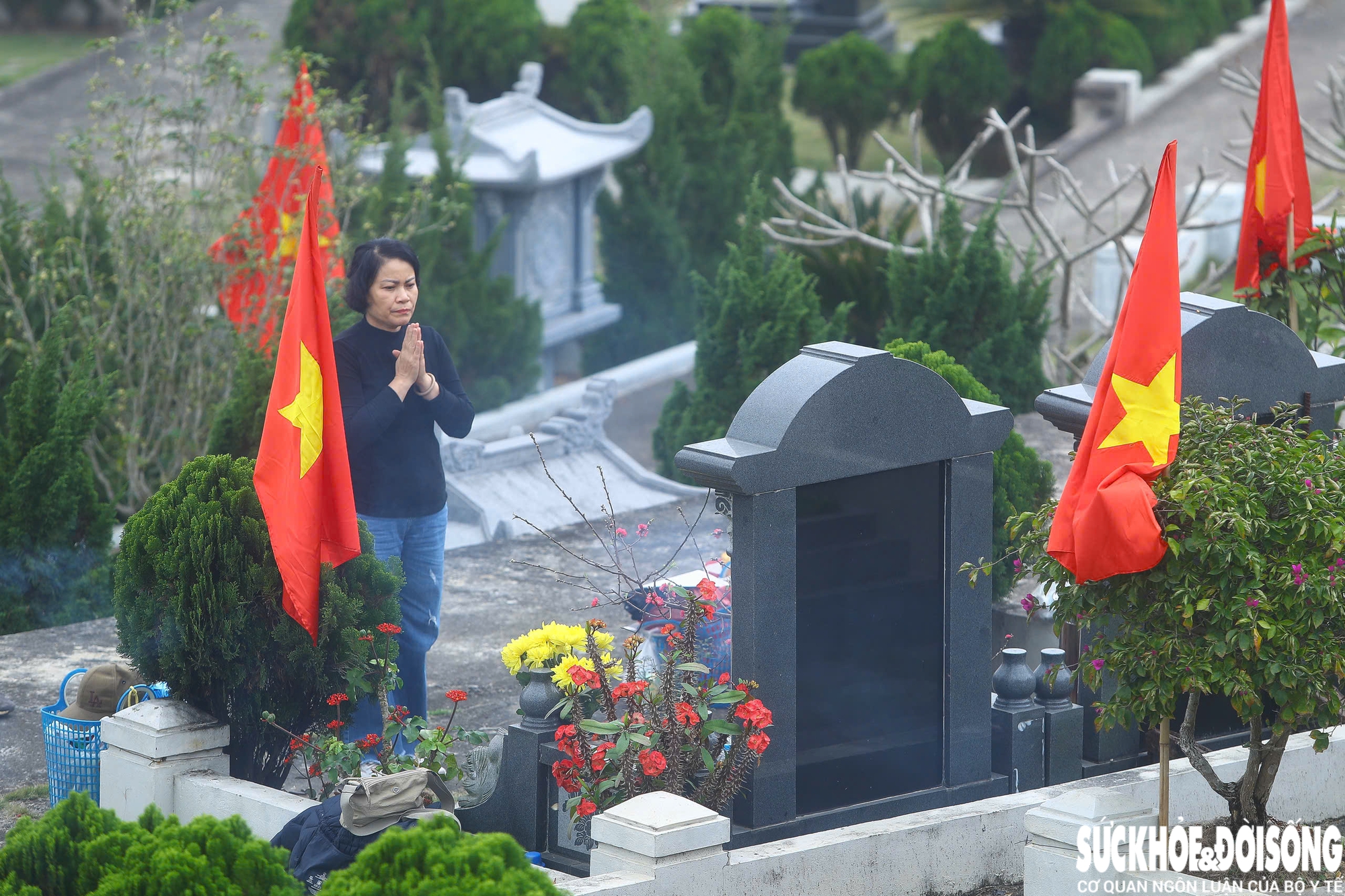 Người dân dậy sớm đi tảo mộ, mời tổ tiên về đón năm mới- Ảnh 8. Người dân dậy sớm đi tảo mộ, mời tổ tiên về đón năm mới- Ảnh 8.