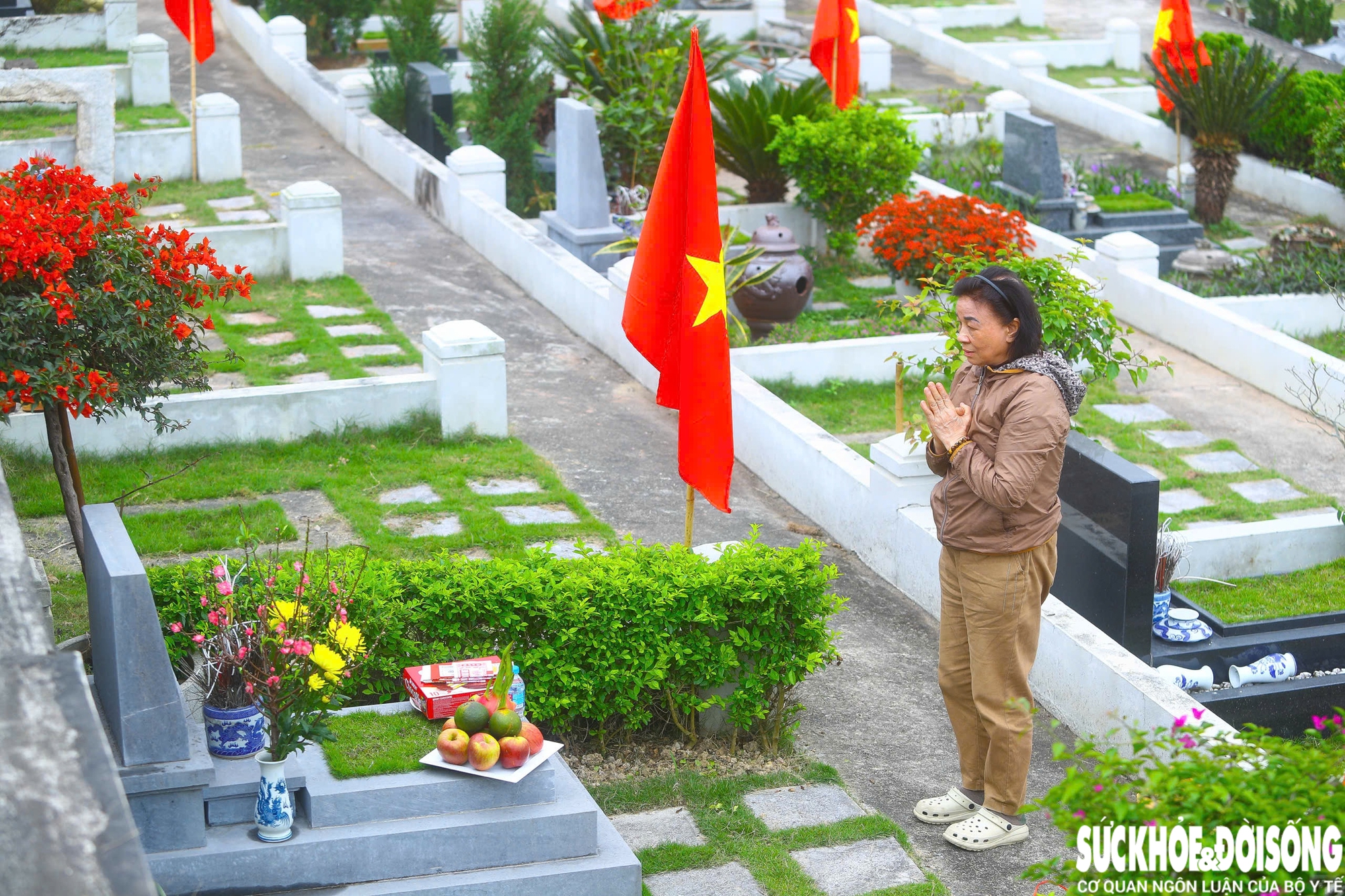 Người dân dậy sớm đi tảo mộ, mời tổ tiên về đón năm mới- Ảnh 9. Người dân dậy sớm đi tảo mộ, mời tổ tiên về đón năm mới- Ảnh 9.