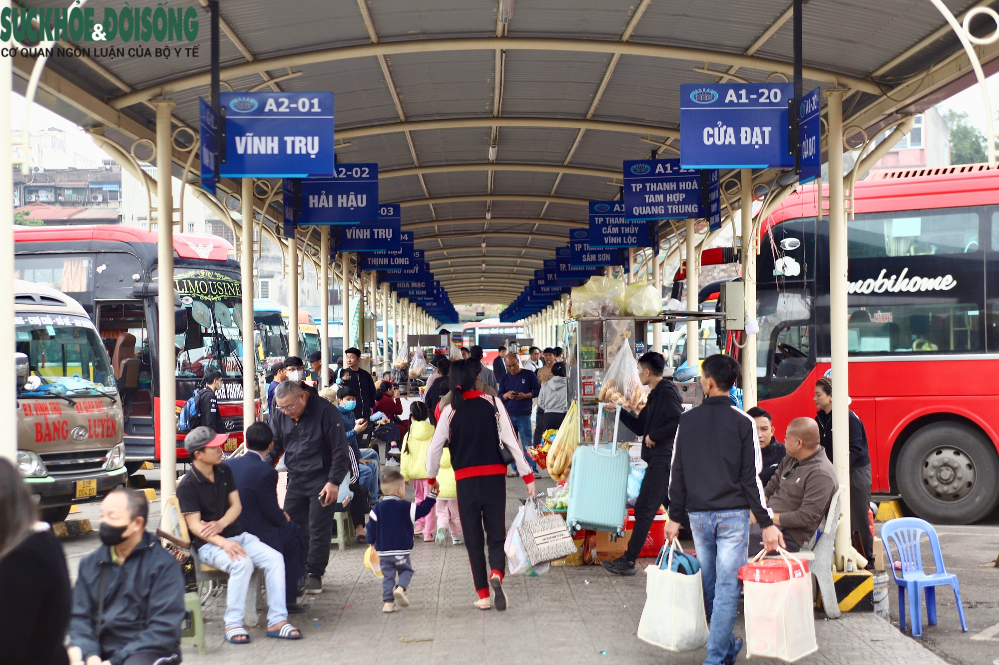 Người dân chen chân lên xe về quê đón Tết, các bến xe Hà Nội dự kiến tăng khách gấp 3 đến 4 lần- Ảnh 2. Người dân chen chân lên xe về quê đón Tết, các bến xe Hà Nội dự kiến tăng khách gấp 3 đến 4 lần- Ảnh 2.