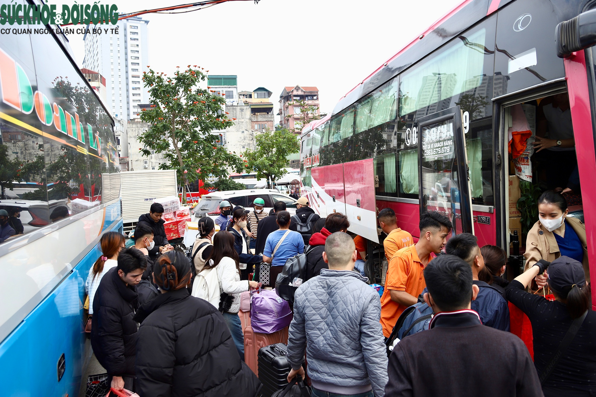 Người dân chen chân lên xe về quê đón Tết, các bến xe Hà Nội dự kiến tăng khách gấp 3 đến 4 lần- Ảnh 3. Người dân chen chân lên xe về quê đón Tết, các bến xe Hà Nội dự kiến tăng khách gấp 3 đến 4 lần- Ảnh 3.