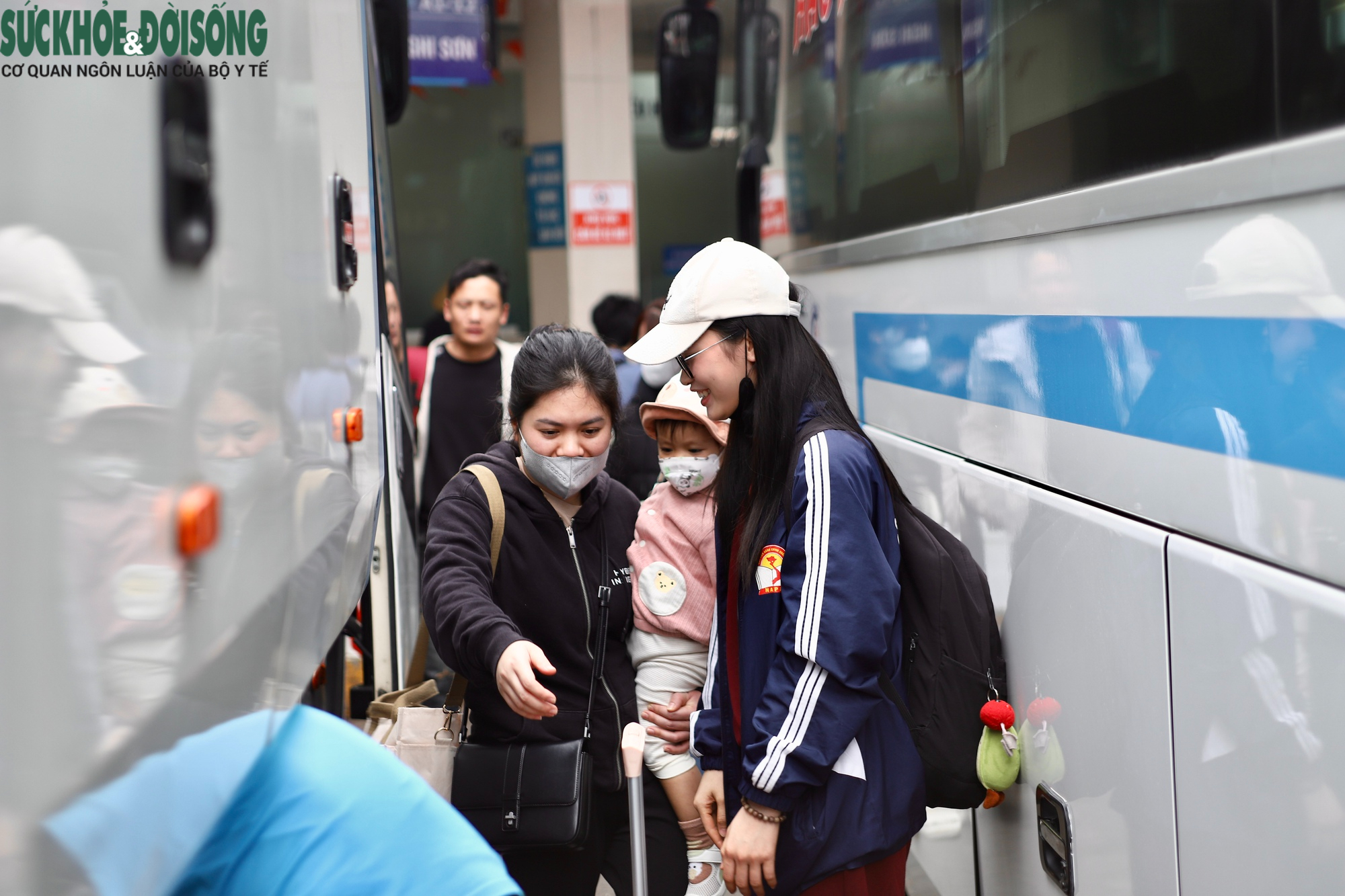 Người dân chen chân lên xe về quê đón Tết, các bến xe Hà Nội dự kiến tăng khách gấp 3 đến 4 lần- Ảnh 4. Người dân chen chân lên xe về quê đón Tết, các bến xe Hà Nội dự kiến tăng khách gấp 3 đến 4 lần- Ảnh 4.