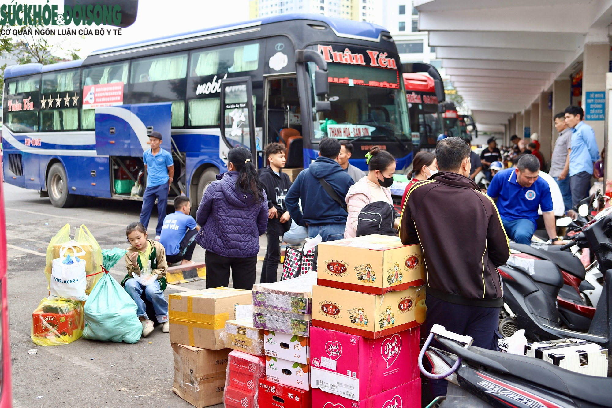 Người dân chen chân lên xe về quê đón Tết, các bến xe Hà Nội dự kiến tăng khách gấp 3 đến 4 lần- Ảnh 6. Người dân chen chân lên xe về quê đón Tết, các bến xe Hà Nội dự kiến tăng khách gấp 3 đến 4 lần- Ảnh 6.