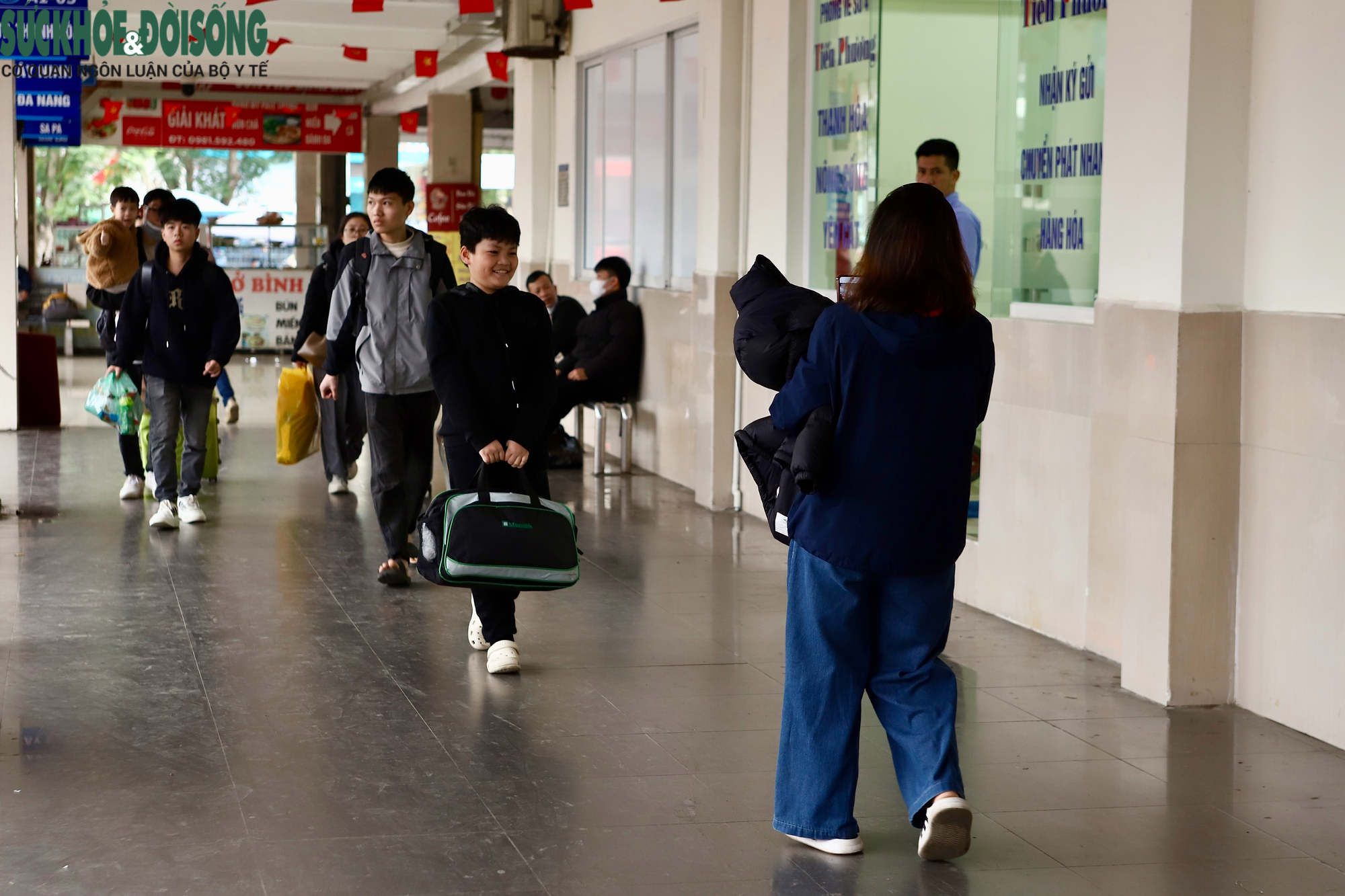 Người dân chen chân lên xe về quê đón Tết, các bến xe Hà Nội dự kiến tăng khách gấp 3 đến 4 lần- Ảnh 7. Người dân chen chân lên xe về quê đón Tết, các bến xe Hà Nội dự kiến tăng khách gấp 3 đến 4 lần- Ảnh 7.