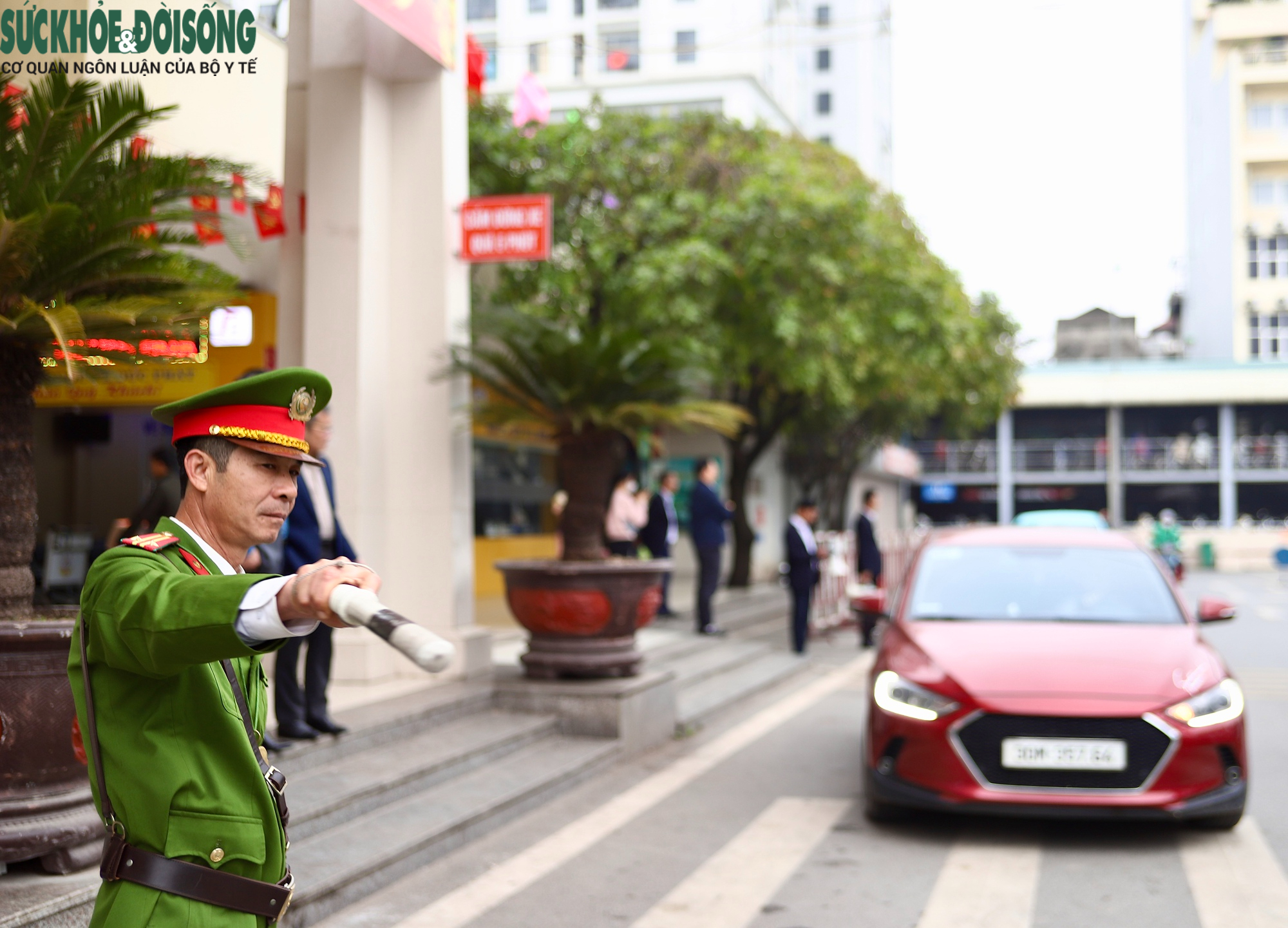 Người dân chen chân lên xe về quê đón Tết, các bến xe Hà Nội dự kiến tăng khách gấp 3 đến 4 lần- Ảnh 8. Người dân chen chân lên xe về quê đón Tết, các bến xe Hà Nội dự kiến tăng khách gấp 3 đến 4 lần- Ảnh 8.