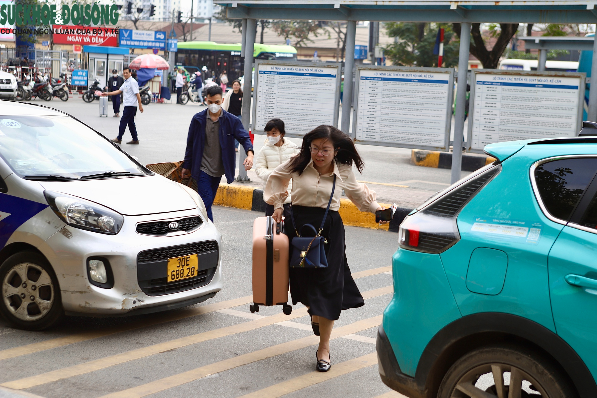 Người dân chen chân lên xe về quê đón Tết, các bến xe Hà Nội dự kiến tăng khách gấp 3 đến 4 lần- Ảnh 9. Người dân chen chân lên xe về quê đón Tết, các bến xe Hà Nội dự kiến tăng khách gấp 3 đến 4 lần- Ảnh 9.