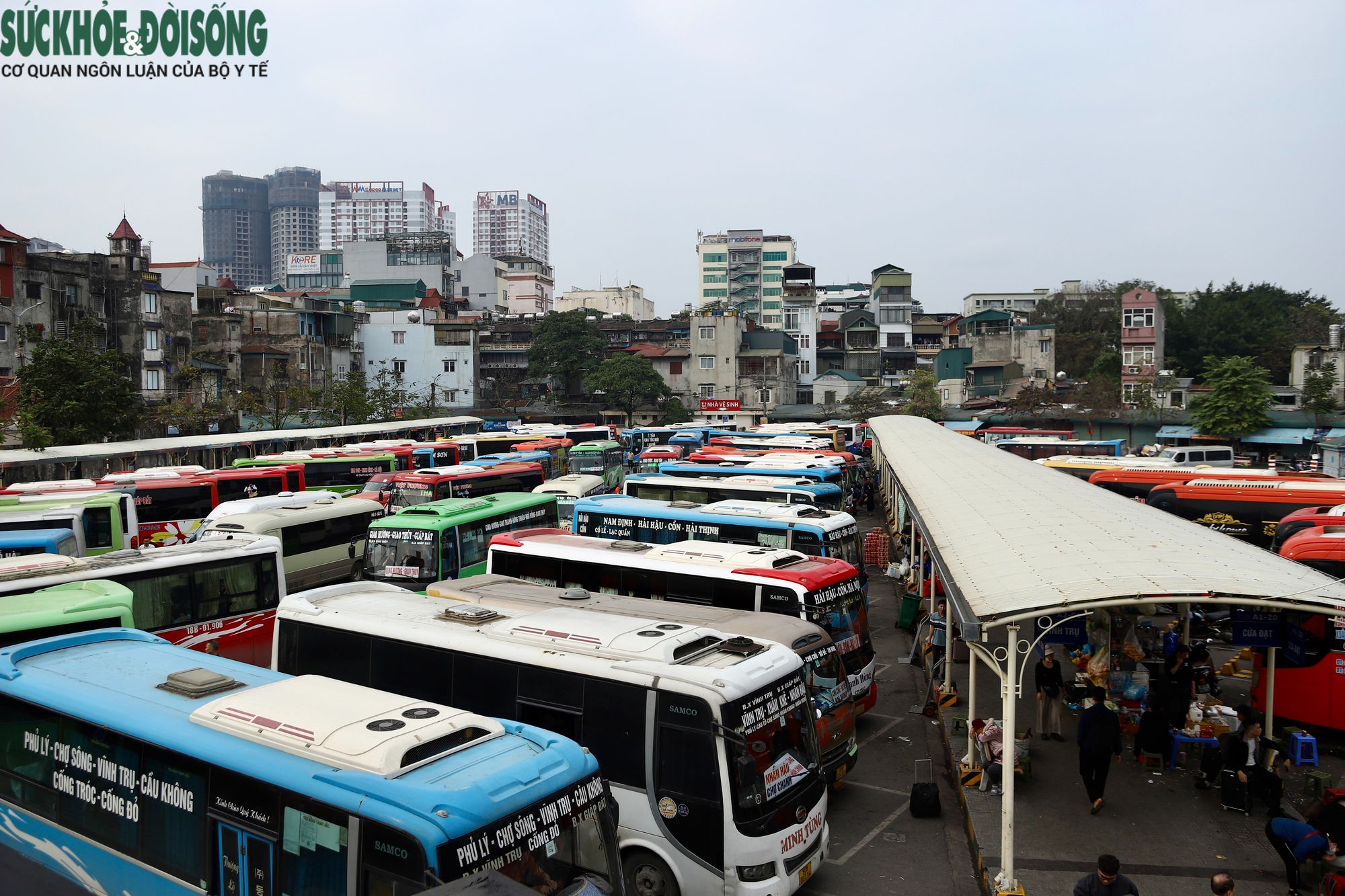 Người dân chen chân lên xe về quê đón Tết, các bến xe Hà Nội dự kiến tăng khách gấp 3 đến 4 lần- Ảnh 12. Người dân chen chân lên xe về quê đón Tết, các bến xe Hà Nội dự kiến tăng khách gấp 3 đến 4 lần- Ảnh 12.