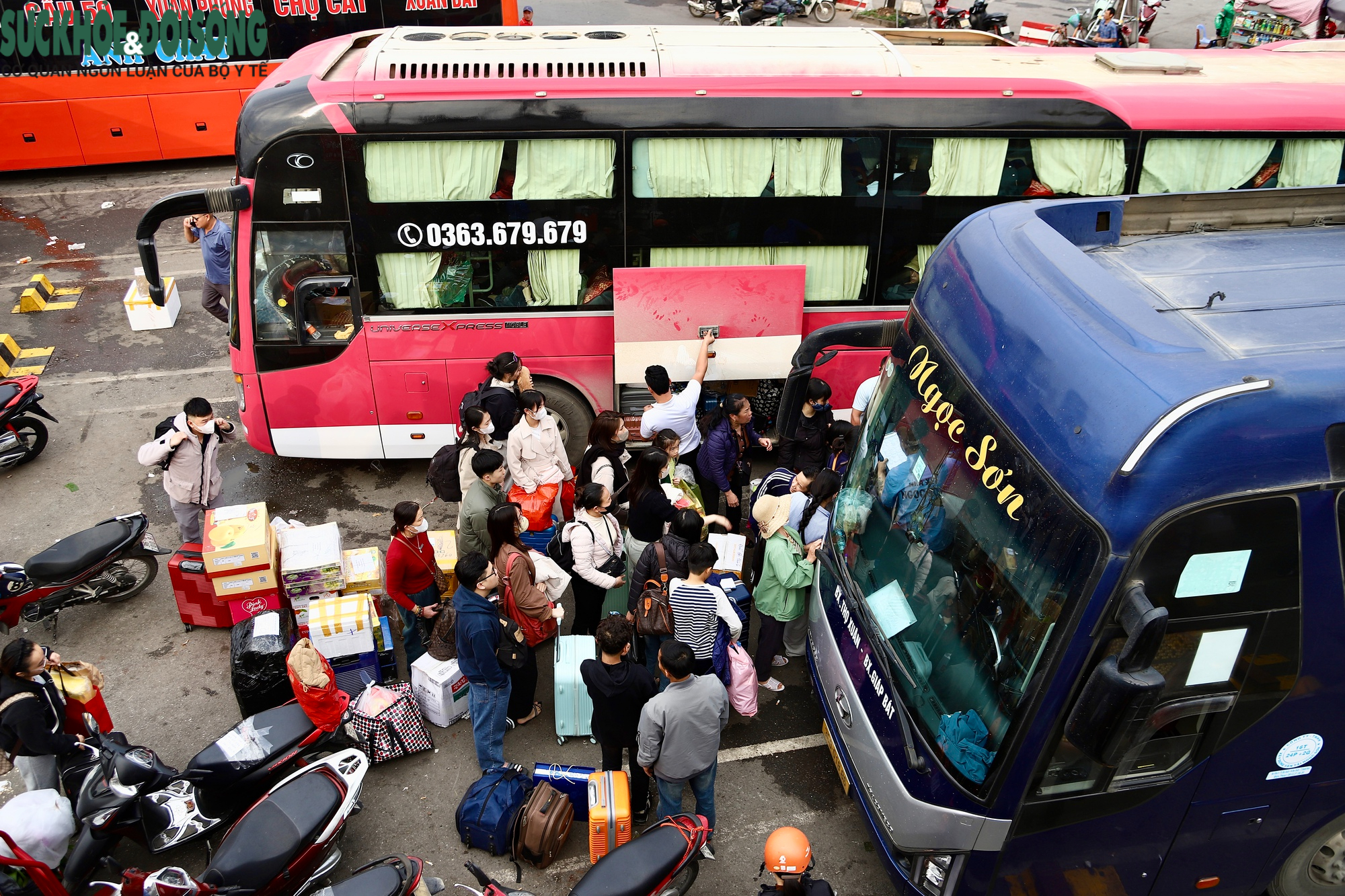 Người dân chen chân lên xe về quê đón Tết, các bến xe Hà Nội dự kiến tăng khách gấp 3 đến 4 lần- Ảnh 13. Người dân chen chân lên xe về quê đón Tết, các bến xe Hà Nội dự kiến tăng khách gấp 3 đến 4 lần- Ảnh 13.