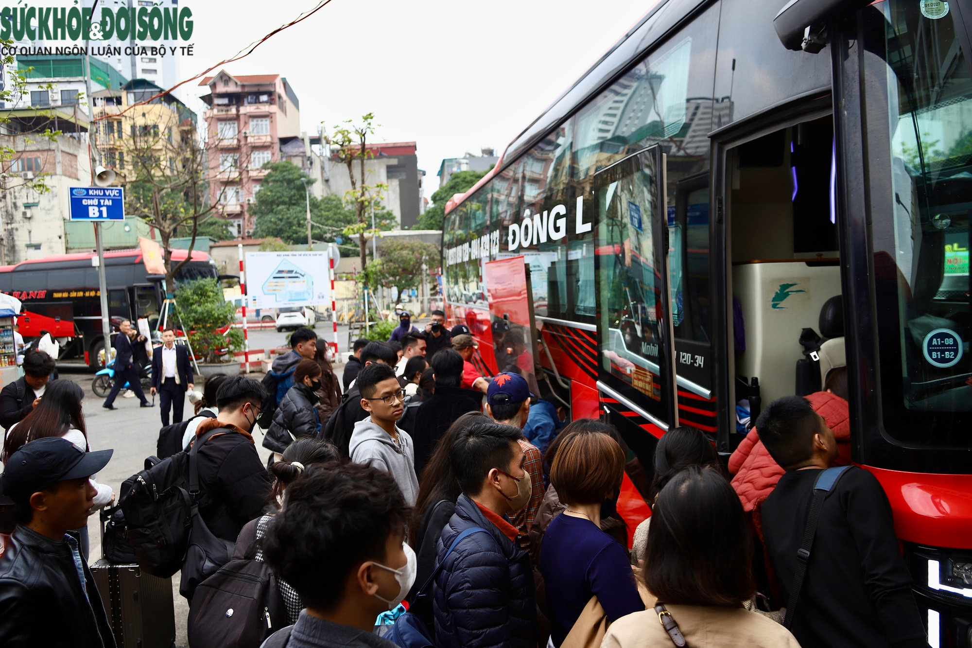 Người dân chen chân lên xe về quê đón Tết, các bến xe Hà Nội dự kiến tăng khách gấp 3 đến 4 lần- Ảnh 10. Người dân chen chân lên xe về quê đón Tết, các bến xe Hà Nội dự kiến tăng khách gấp 3 đến 4 lần- Ảnh 10.