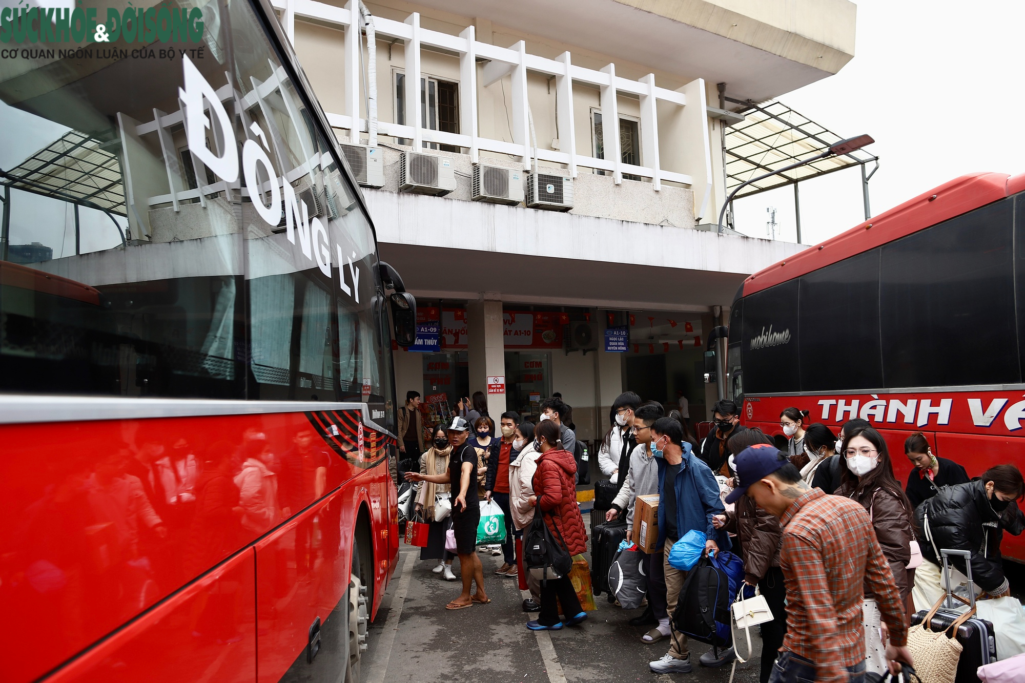 Người dân chen chân lên xe về quê đón Tết, các bến xe Hà Nội dự kiến tăng khách gấp 3 đến 4 lần- Ảnh 11. Người dân chen chân lên xe về quê đón Tết, các bến xe Hà Nội dự kiến tăng khách gấp 3 đến 4 lần- Ảnh 11.