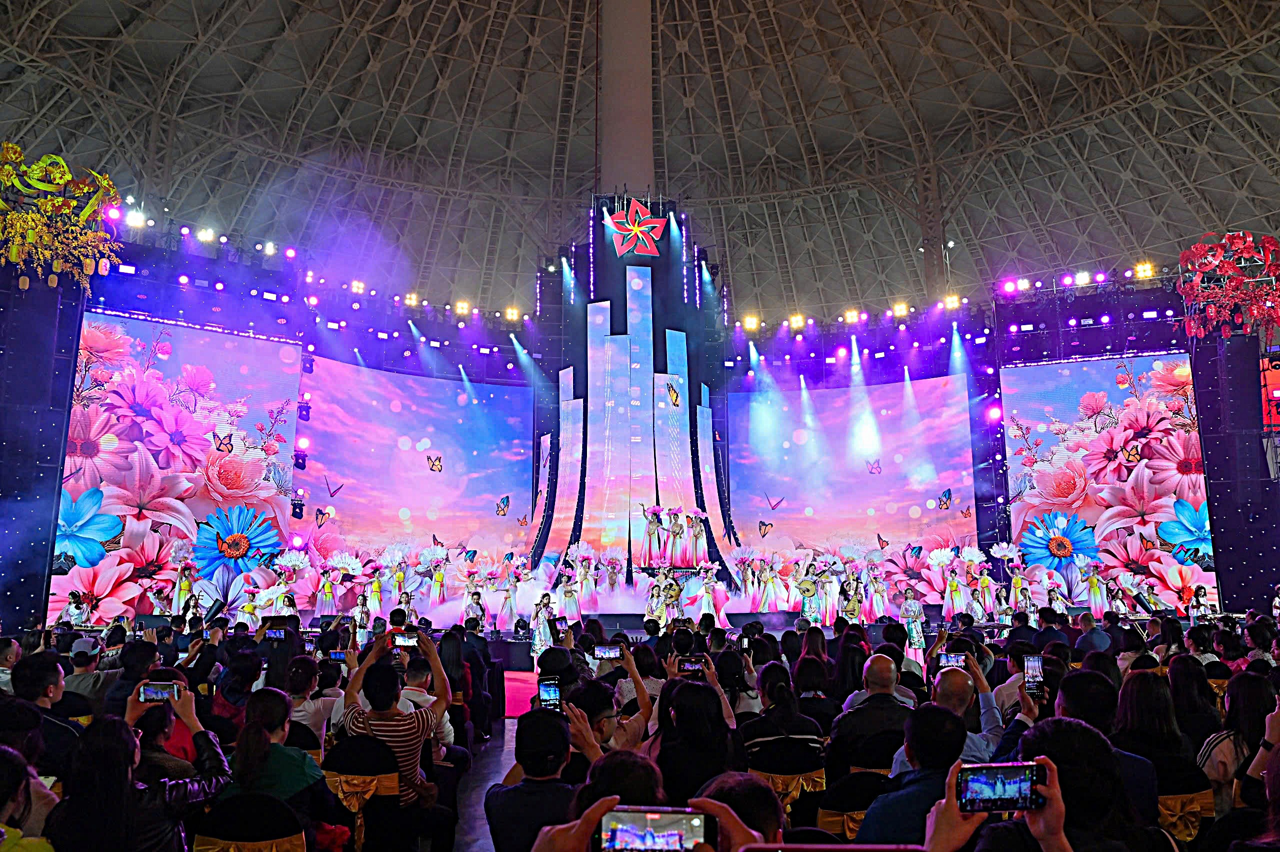 Hoành tráng Lễ bế mạc Hội chợ Mùa Xuân 2026- Ảnh 3. Hoành tráng Lễ bế mạc Hội chợ Mùa Xuân 2026- Ảnh 3.