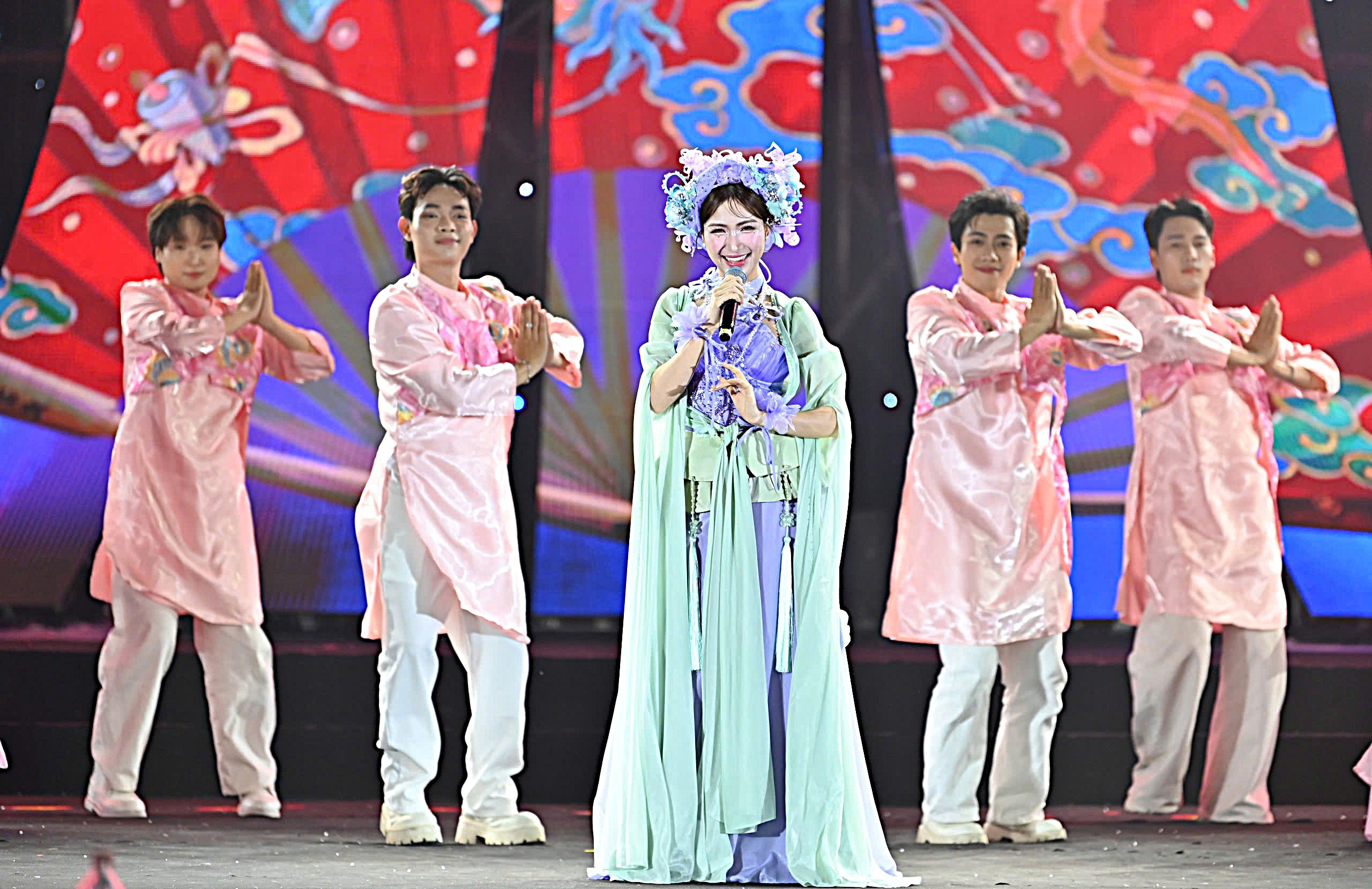 Hoành tráng Lễ bế mạc Hội chợ Mùa Xuân 2026- Ảnh 9. Hoành tráng Lễ bế mạc Hội chợ Mùa Xuân 2026- Ảnh 9.