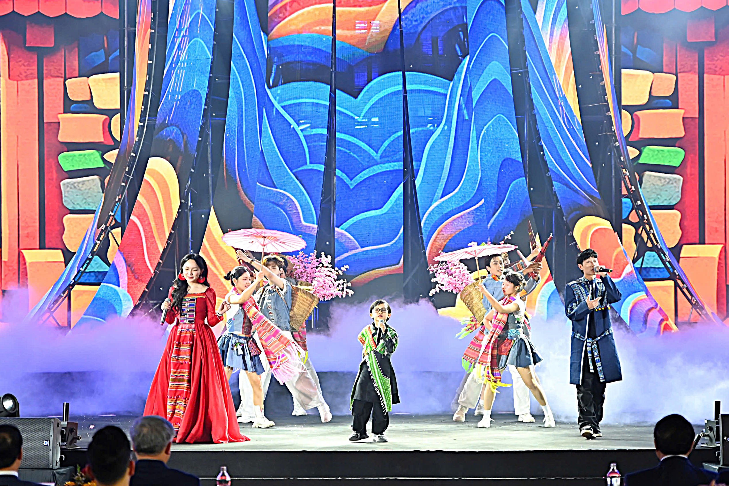 Hoành tráng Lễ bế mạc Hội chợ Mùa Xuân 2026- Ảnh 8. Hoành tráng Lễ bế mạc Hội chợ Mùa Xuân 2026- Ảnh 8.