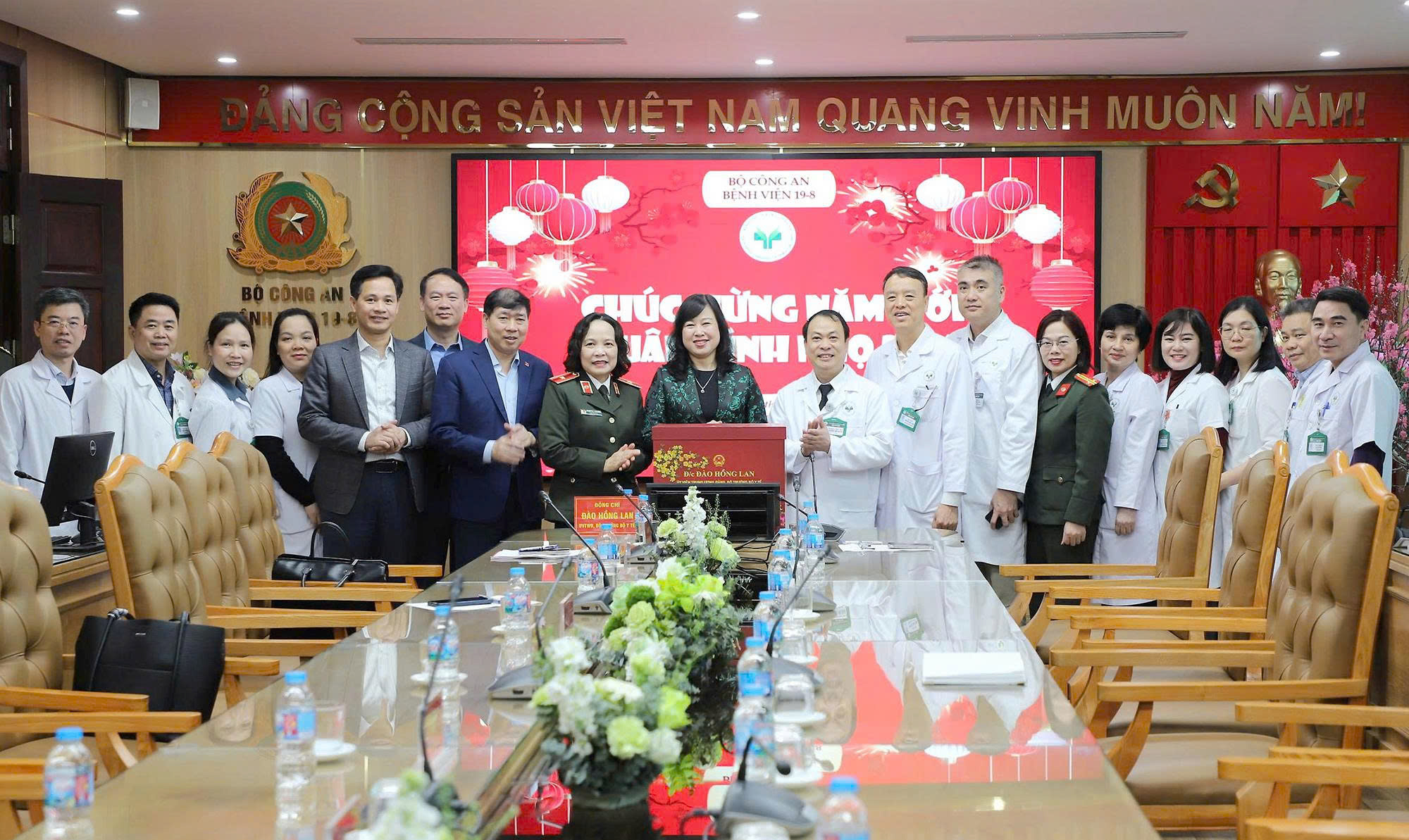 Bộ trưởng Đào Hồng Lan thăm, chúc Tết một số đơn vị của Bộ Y tế, Bộ Công an- Ảnh 6.