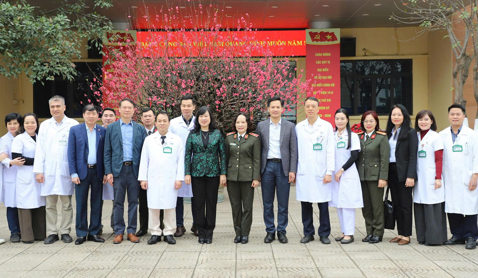 Bộ trưởng Đào Hồng Lan thăm, chúc Tết một số đơn vị của Bộ Y tế, Bộ Công an- Ảnh 7.