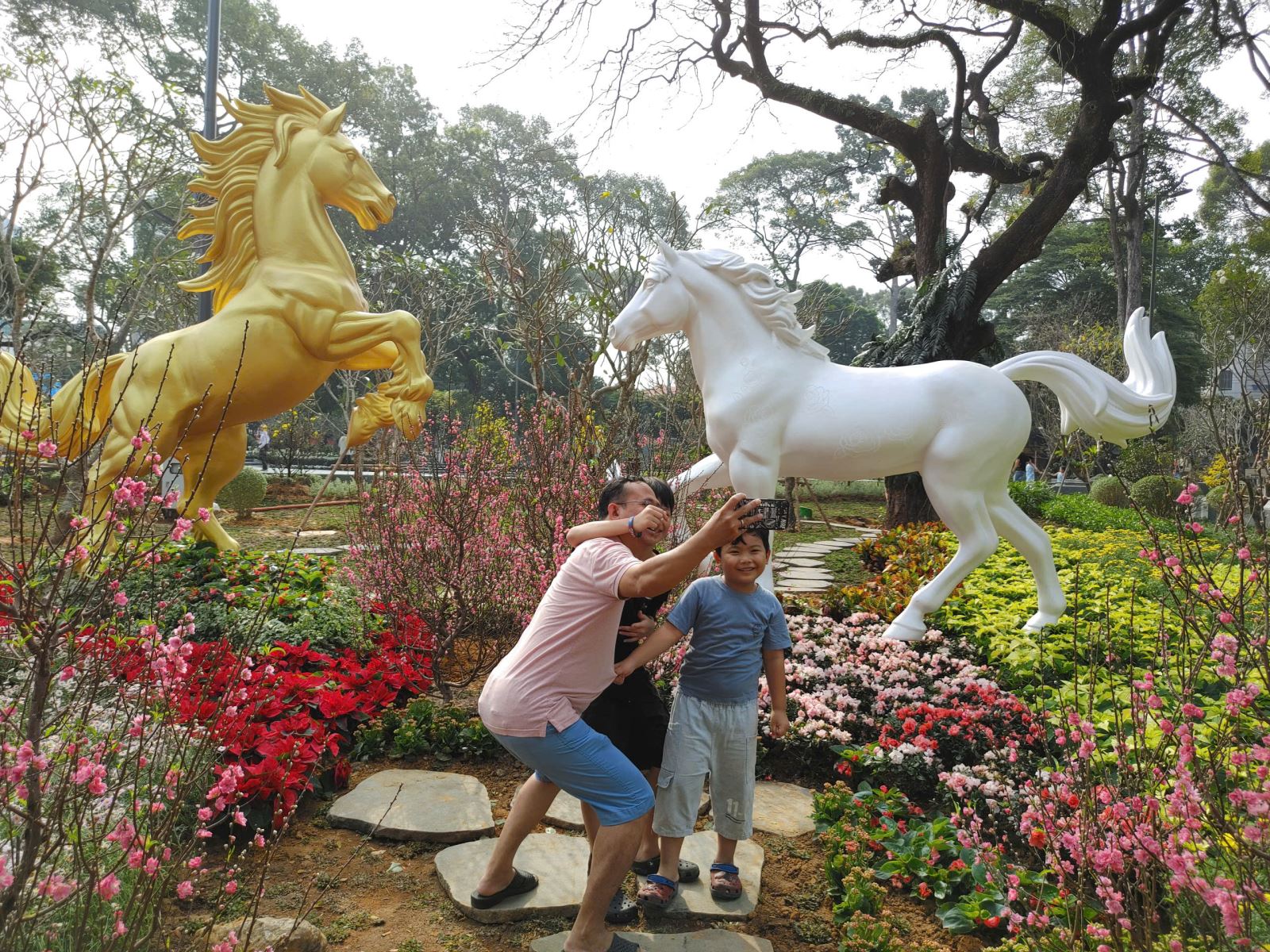 Công viên tưởng niệm nạn nhân COVID-19 hút khách ngày cận Tết- Ảnh 3. Công viên tưởng niệm nạn nhân COVID-19 hút khách ngày cận Tết- Ảnh 3.