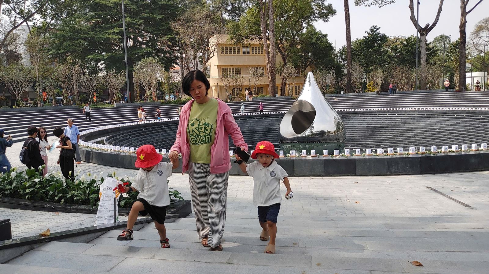 Công viên tưởng niệm nạn nhân COVID-19 hút khách ngày cận Tết- Ảnh 8. Công viên tưởng niệm nạn nhân COVID-19 hút khách ngày cận Tết- Ảnh 8.