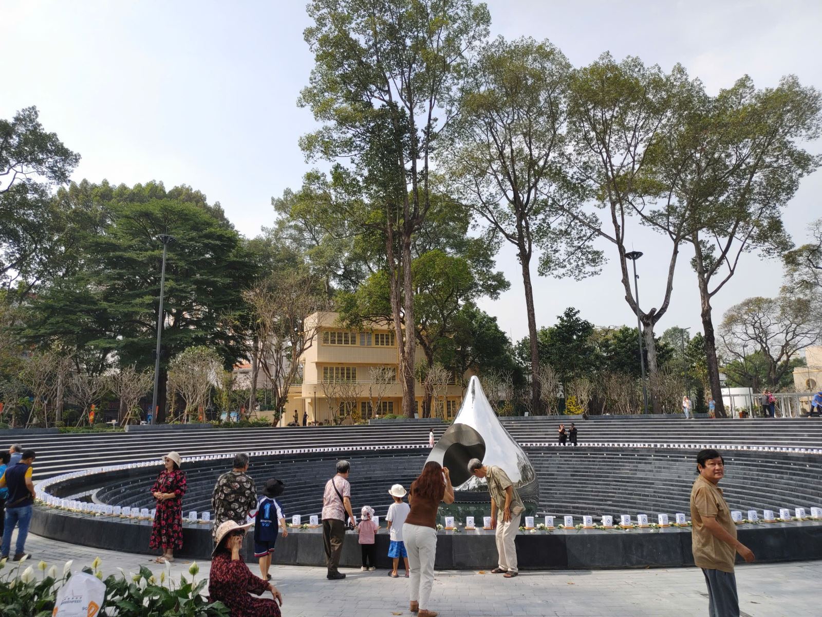 Công viên tưởng niệm nạn nhân COVID-19 hút khách ngày cận Tết- Ảnh 1. Công viên tưởng niệm nạn nhân COVID-19 hút khách ngày cận Tết- Ảnh 1.