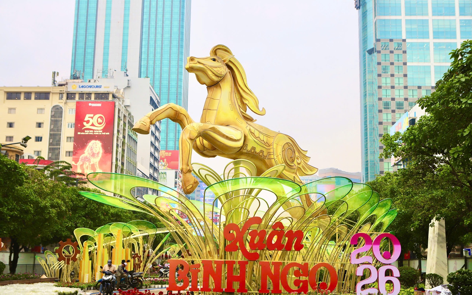 Ngựa vàng bứt phá giữa đường hoa Nghệ An- Ảnh 6.