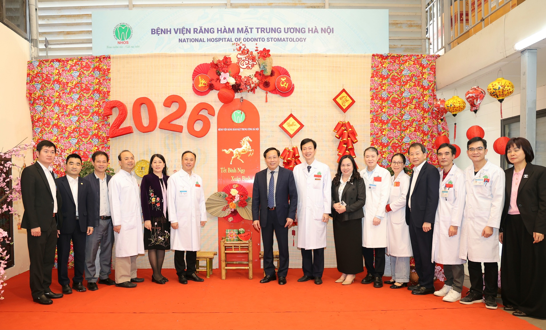 Thứ trưởng Lê Đức Luận thăm, chúc Tết, kiểm tra công tác khám chữa bệnh tại 2 bệnh viện và công ty vắc xin - Ảnh 3.