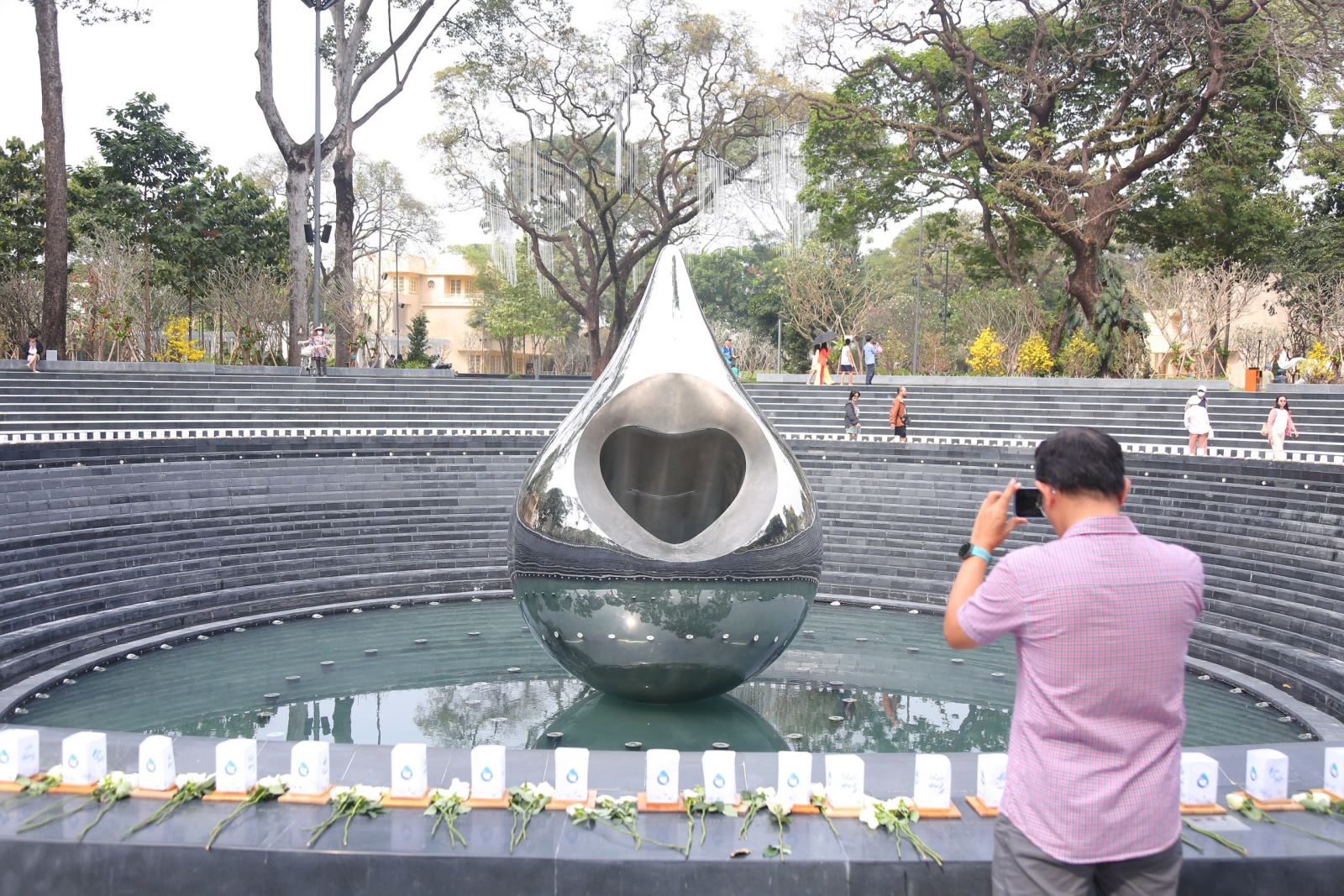 Công viên tưởng niệm nạn nhân COVID-19 hút khách ngày cận Tết- Ảnh 2. Công viên tưởng niệm nạn nhân COVID-19 hút khách ngày cận Tết- Ảnh 2.
