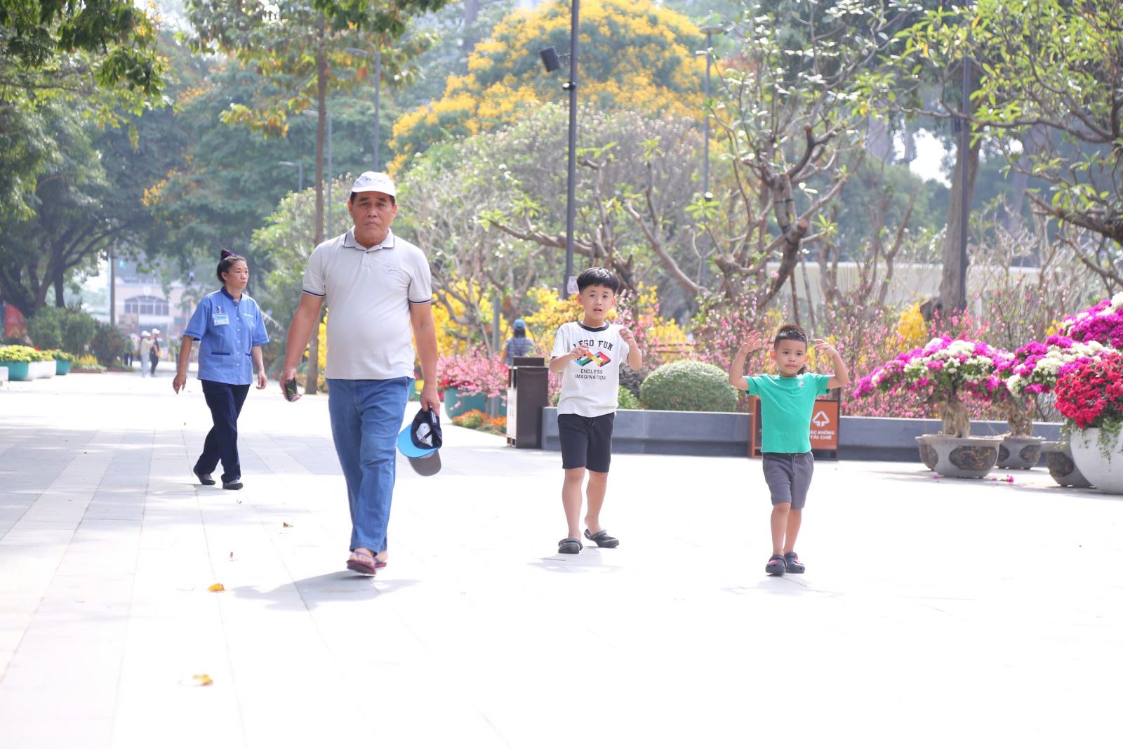 Công viên tưởng niệm nạn nhân COVID-19 hút khách ngày cận Tết- Ảnh 6. Công viên tưởng niệm nạn nhân COVID-19 hút khách ngày cận Tết- Ảnh 6.