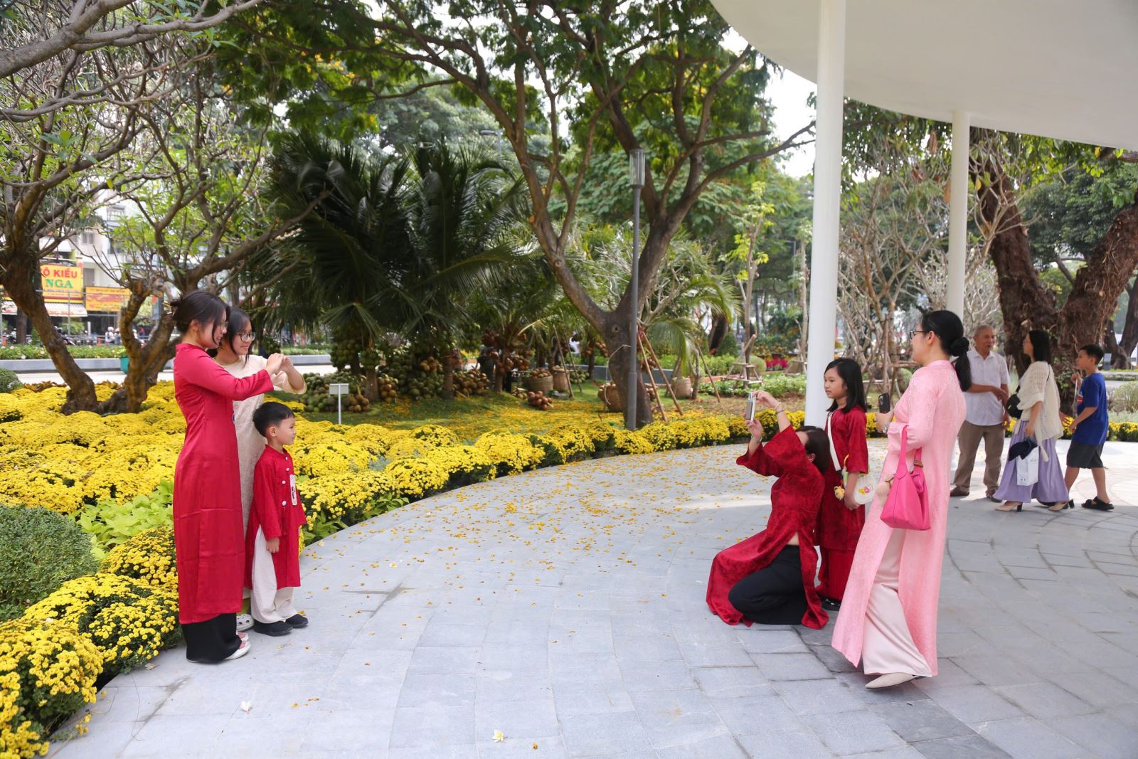 Công viên tưởng niệm nạn nhân COVID-19 hút khách ngày cận Tết- Ảnh 5. Công viên tưởng niệm nạn nhân COVID-19 hút khách ngày cận Tết- Ảnh 5.