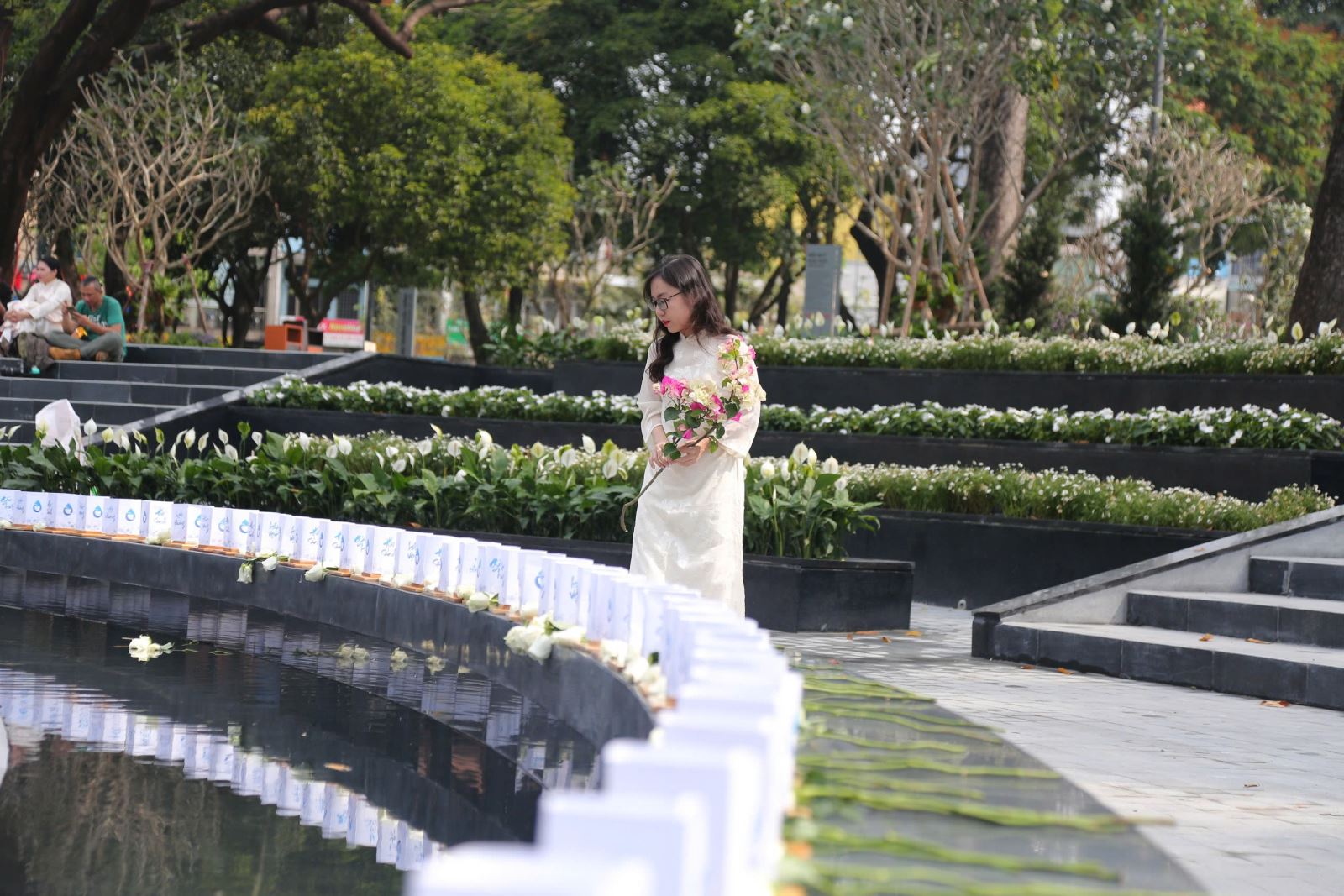 Công viên tưởng niệm nạn nhân COVID-19 hút khách ngày cận Tết- Ảnh 7. Công viên tưởng niệm nạn nhân COVID-19 hút khách ngày cận Tết- Ảnh 7.
