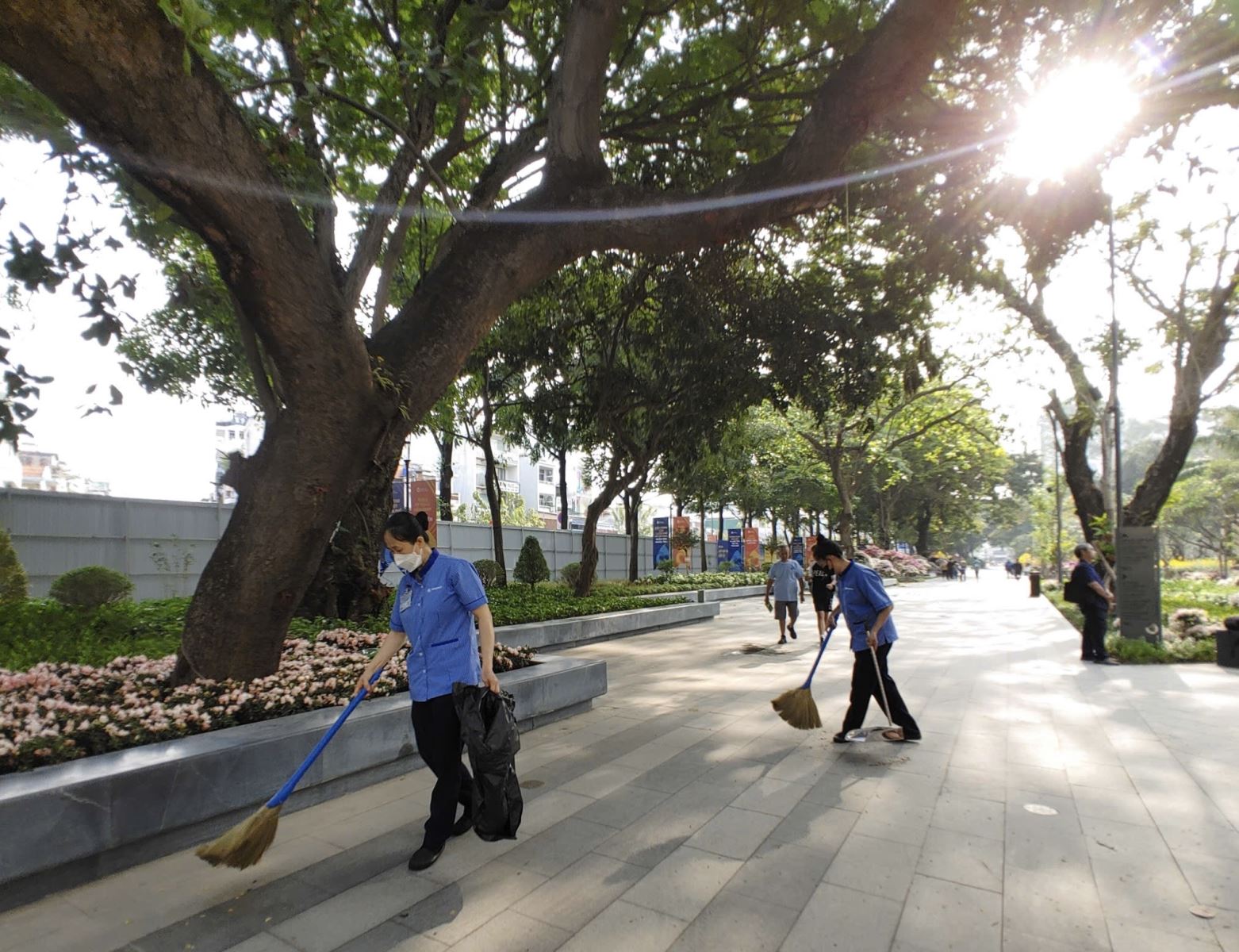 Công viên tưởng niệm nạn nhân COVID-19 hút khách ngày cận Tết- Ảnh 12. Công viên tưởng niệm nạn nhân COVID-19 hút khách ngày cận Tết- Ảnh 12.