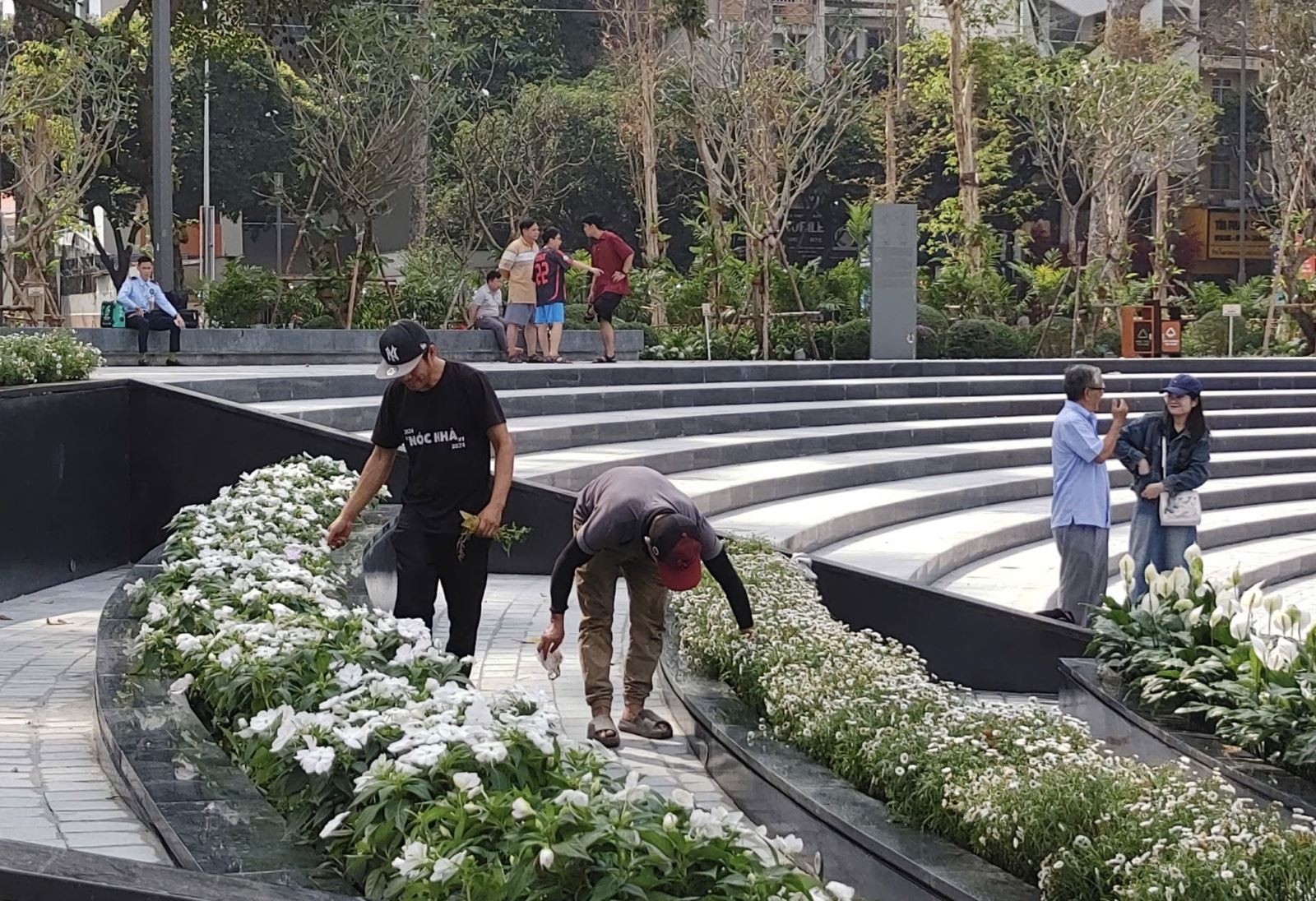 Công viên tưởng niệm nạn nhân COVID-19 hút khách ngày cận Tết- Ảnh 11. Công viên tưởng niệm nạn nhân COVID-19 hút khách ngày cận Tết- Ảnh 11.