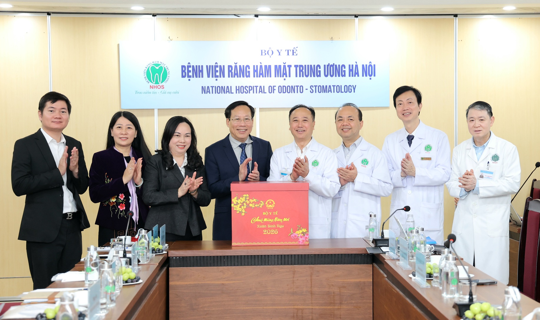 Thứ trưởng Lê Đức Luận thăm, chúc Tết, kiểm tra công tác khám chữa bệnh tại 2 bệnh viện và công ty vắc xin - Ảnh 1.