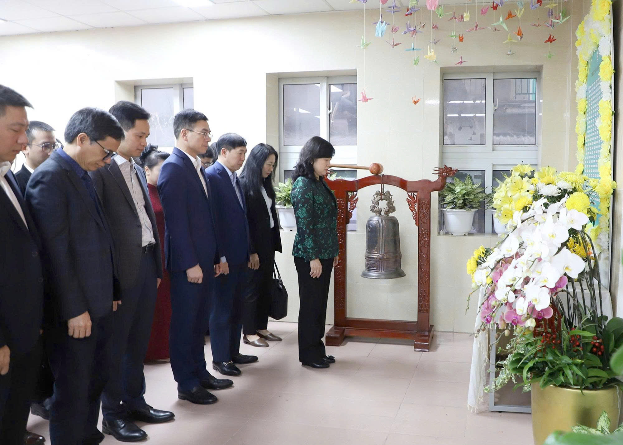 Bộ trưởng Đào Hồng Lan thăm, chúc Tết một số đơn vị của Bộ Y tế, Bộ Công an- Ảnh 1.