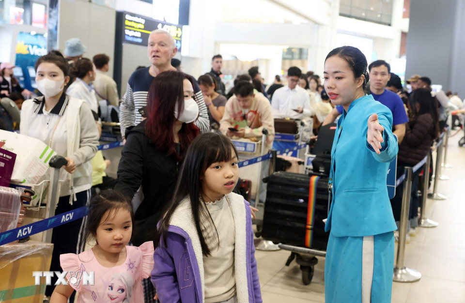 Sân bay Nội Bài đông nghẹt người trước kỳ nghỉ Tết Nguyên đán Bính Ngọ- Ảnh 5.