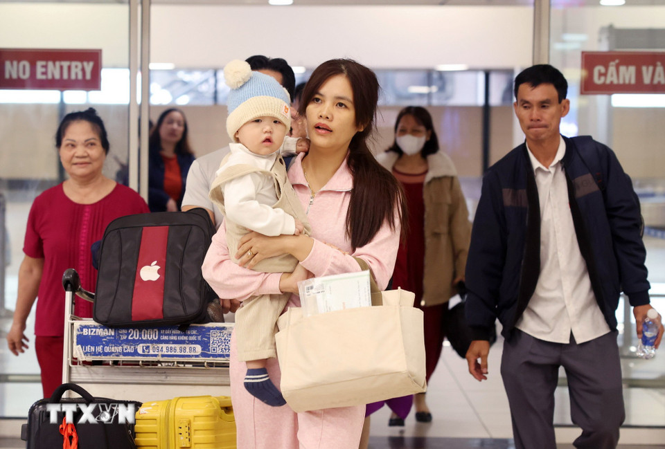 Sân bay Nội Bài đông nghẹt người trước kỳ nghỉ Tết Nguyên đán Bính Ngọ- Ảnh 6.