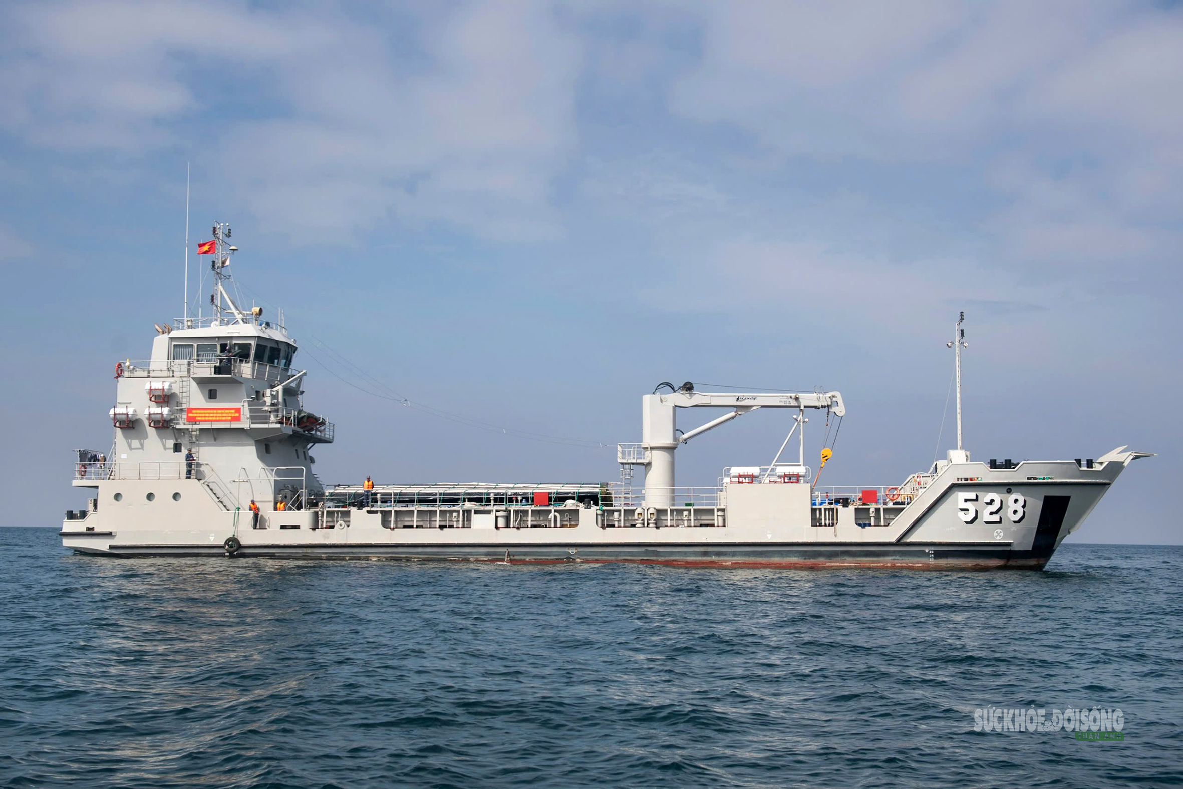 Tự hào cờ Tổ quốc tung bay nơi đầu sóng biển Tây Nam- Ảnh 1.