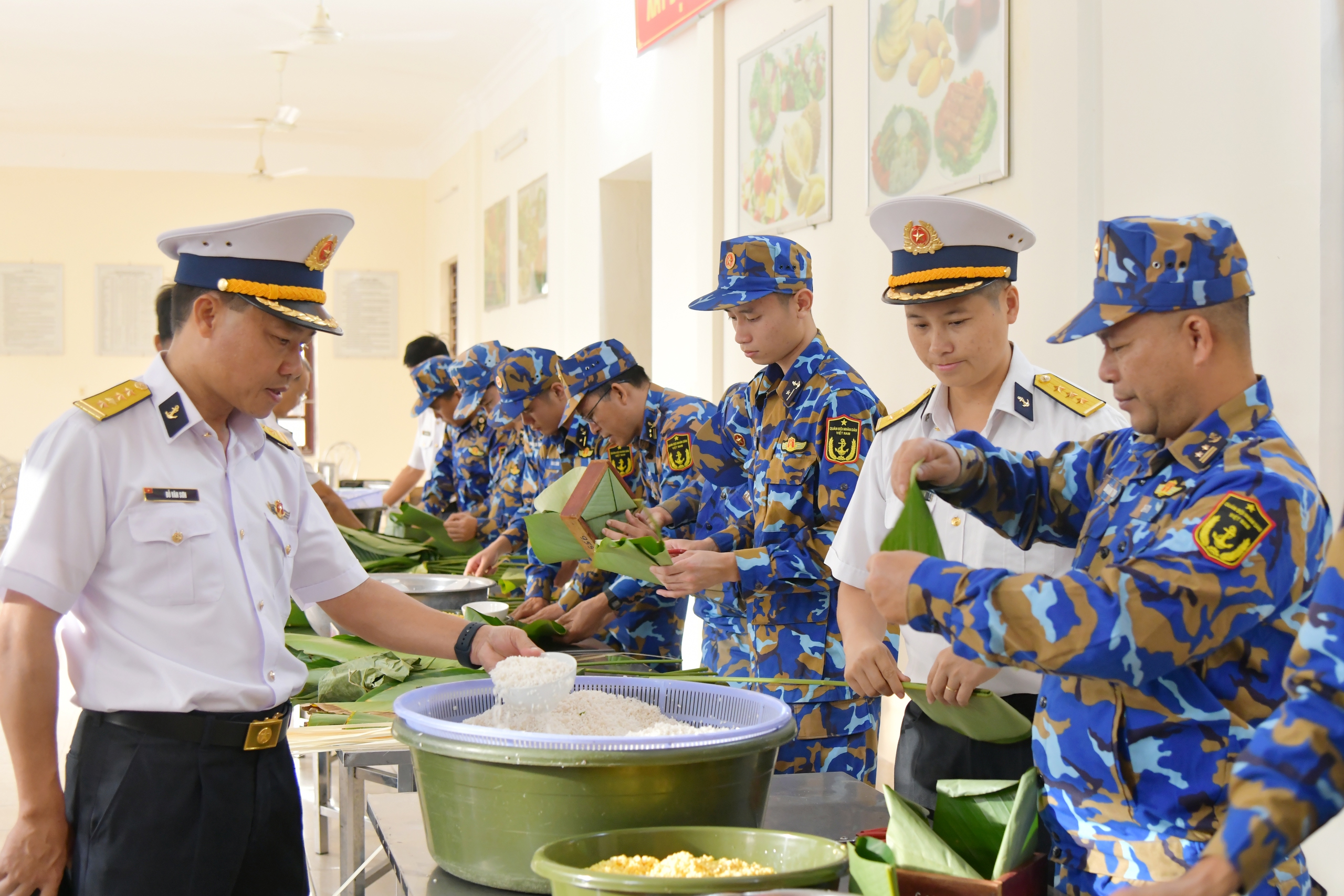 Lữ đoàn 955 tổ chức thi gói bánh chưng mừng Xuân Bính Ngọ 2026- Ảnh 1.