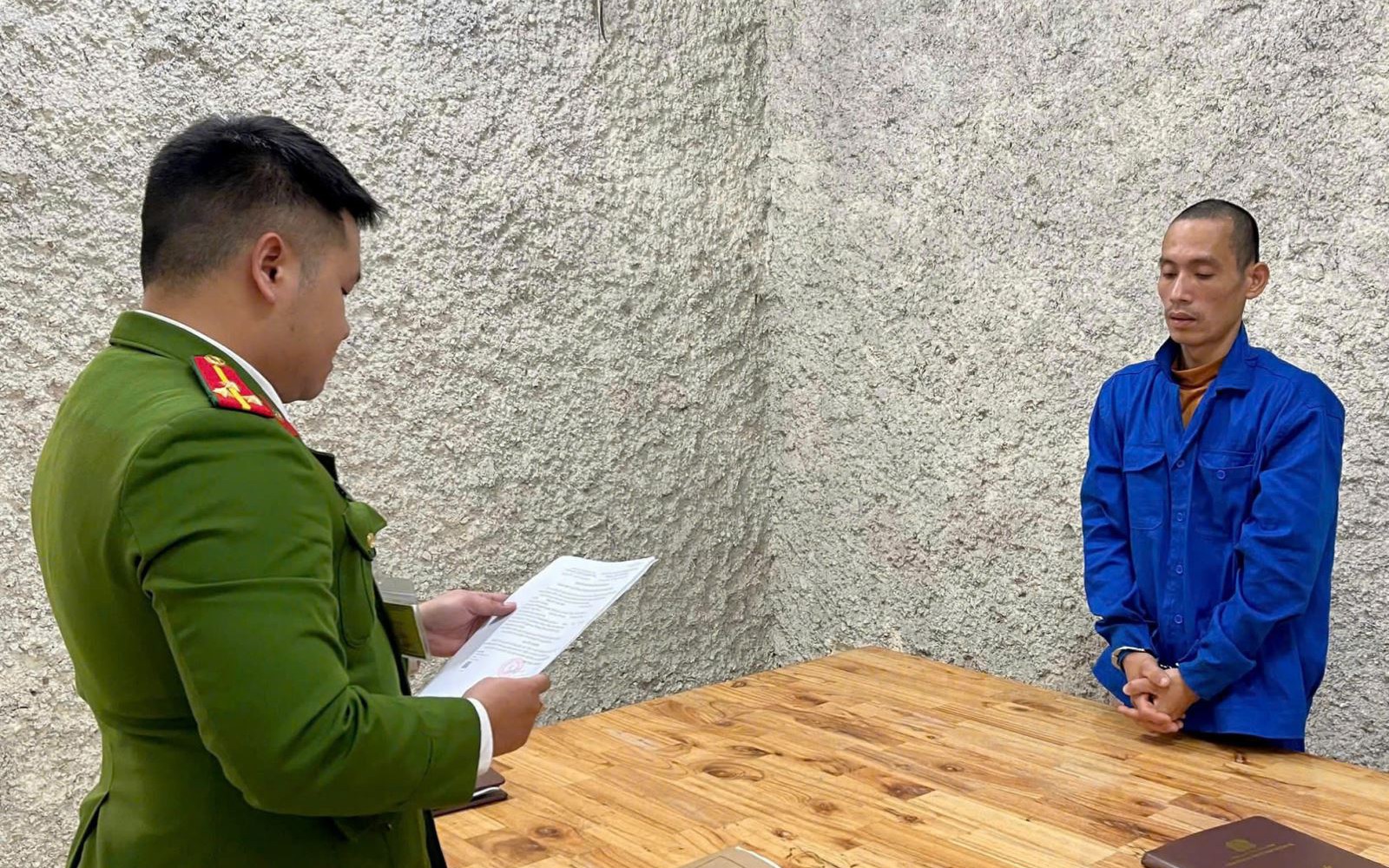 Bắt gã đàn ông rủ bé gái đi ăn nhậu rồi giao cấu- Ảnh 2. Khởi tố đối tượng nhiều lần giao cấu với trẻ em