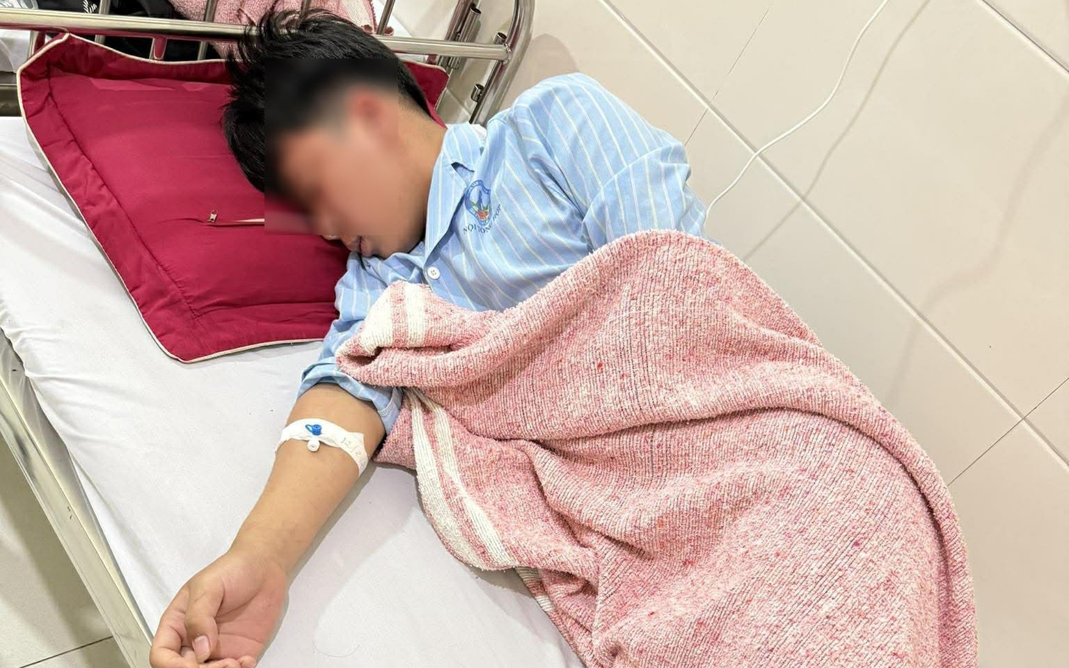 Nhiều người nghi ngộ độc sau ăn bánh mì, Bộ Y tế yêu cầu làm rõ nguồn gốc thực phẩm- Ảnh 2. Nhiều người nhập viện nghi ngộ độc sau khi ăn bánh mì