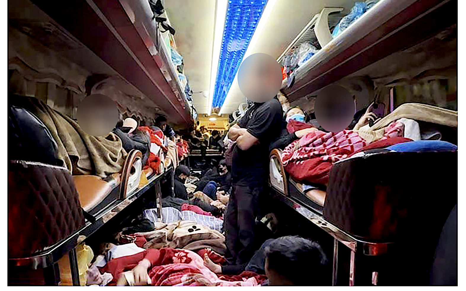 Phạt gần 188 triệu đồng xe khách chở 48 người trên xe 23 chỗ chạy cao tốc Nội Bài - Lào Cai- Ảnh 2. Ngộp thở cảnh hành khách nằm kín xe khách 22 chỗ chở 73 người