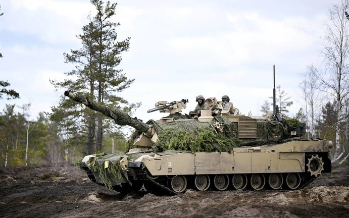 Xe tăng T-80BVM Nga sống sót sau khi hứng 18 đòn cảm tử từ UAV Ukraine- Ảnh 2.