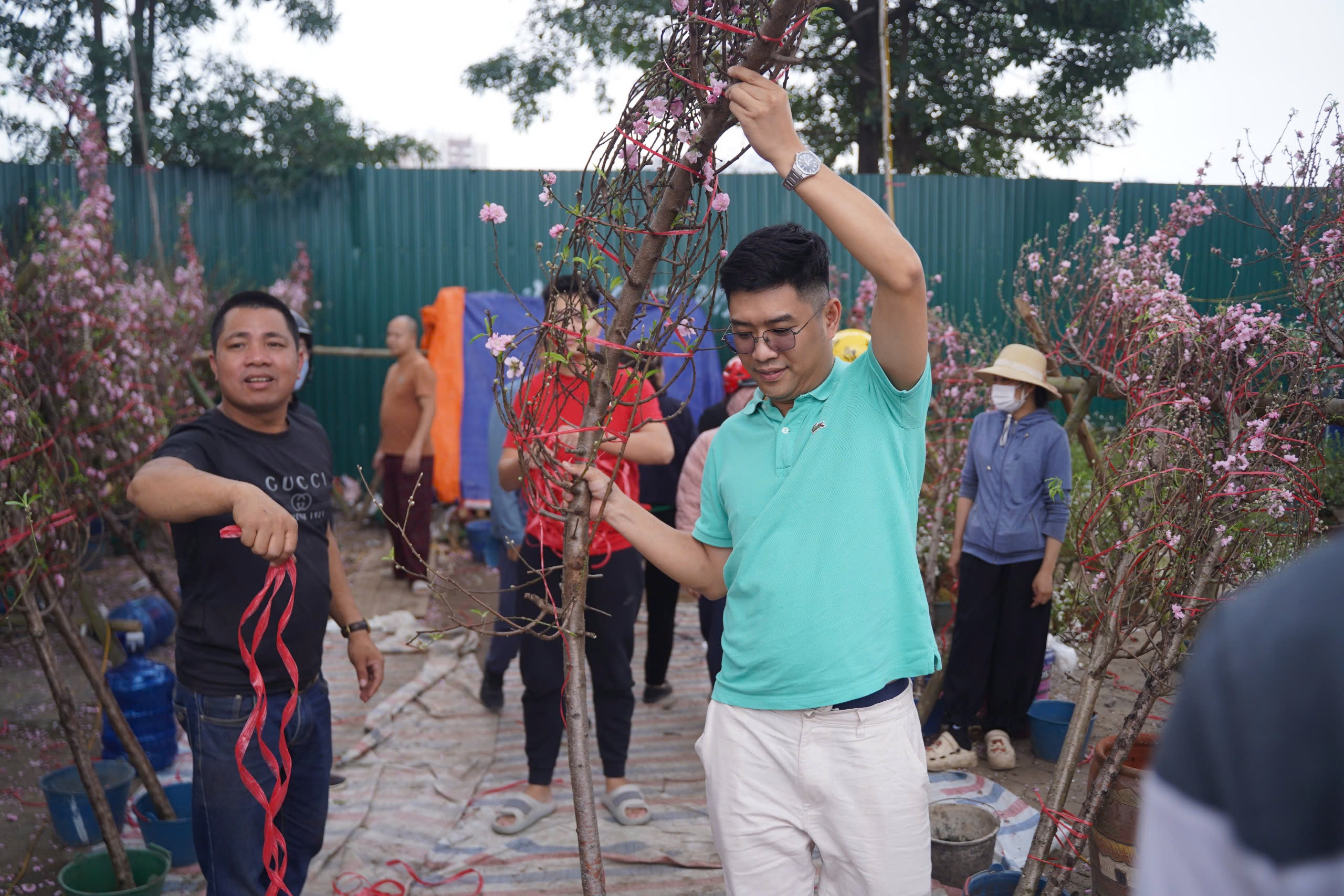 Người dân háo hức đi săn đào quất "đồng giá'- Ảnh 10.