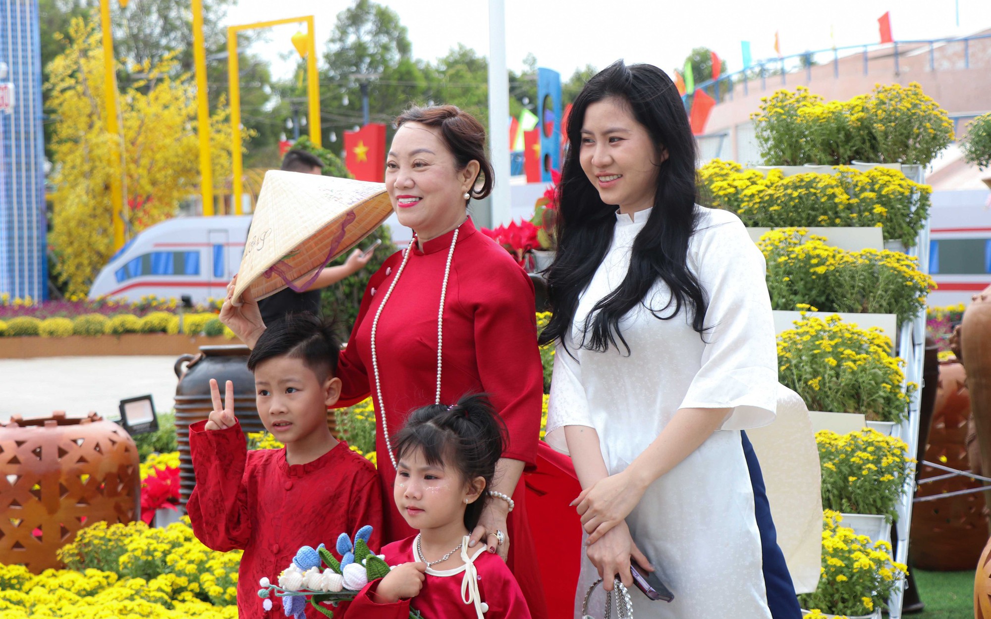 Đua thuyền mùng 3 Tết: Rộn ràng sóng nước đầu Xuân tại Khánh Hòa- Ảnh 9.