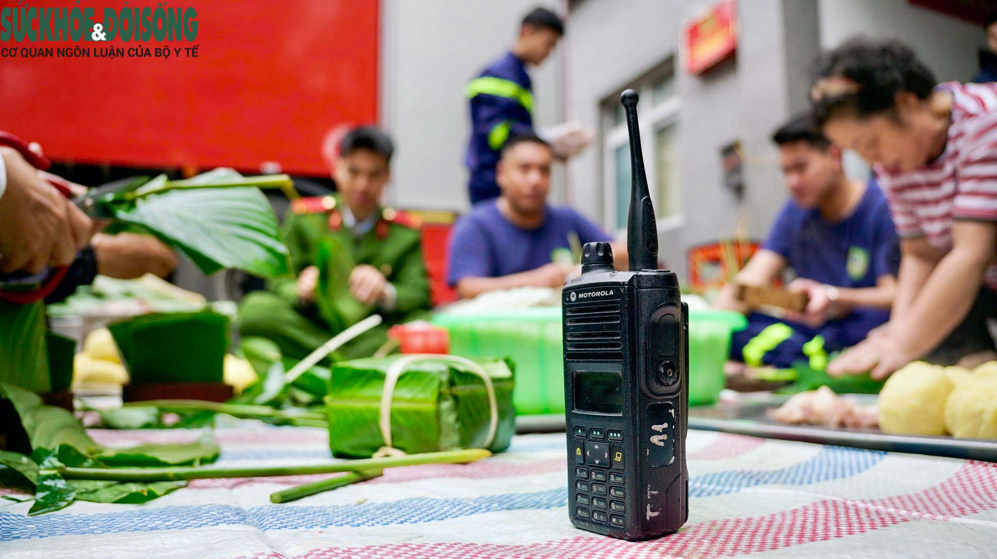 'Hàng xóm' sang trạm cứu hỏa gói bánh chưng: Tết ấm tình quân dân- Ảnh 4.