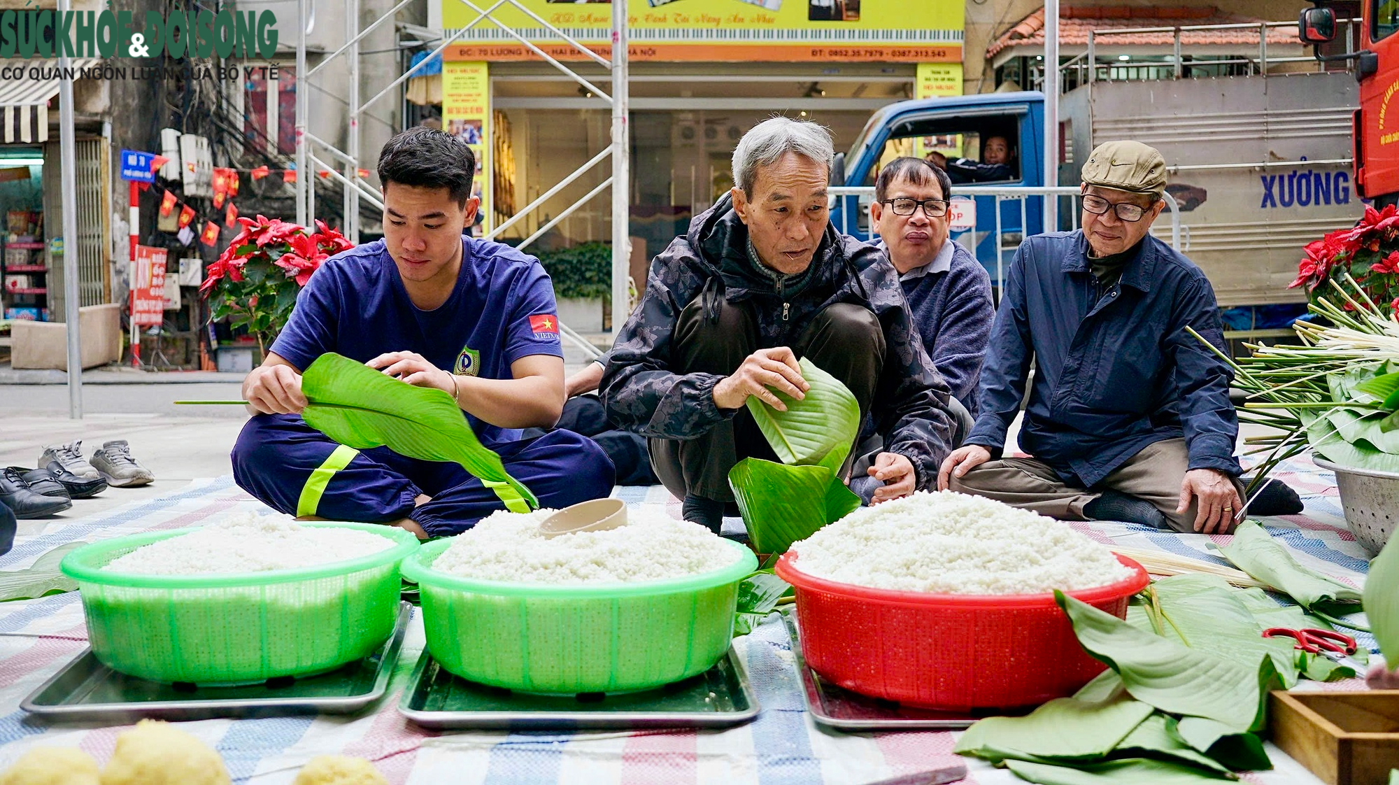 'Hàng xóm' sang trạm cứu hỏa gói bánh chưng: Tết ấm tình quân dân- Ảnh 2.