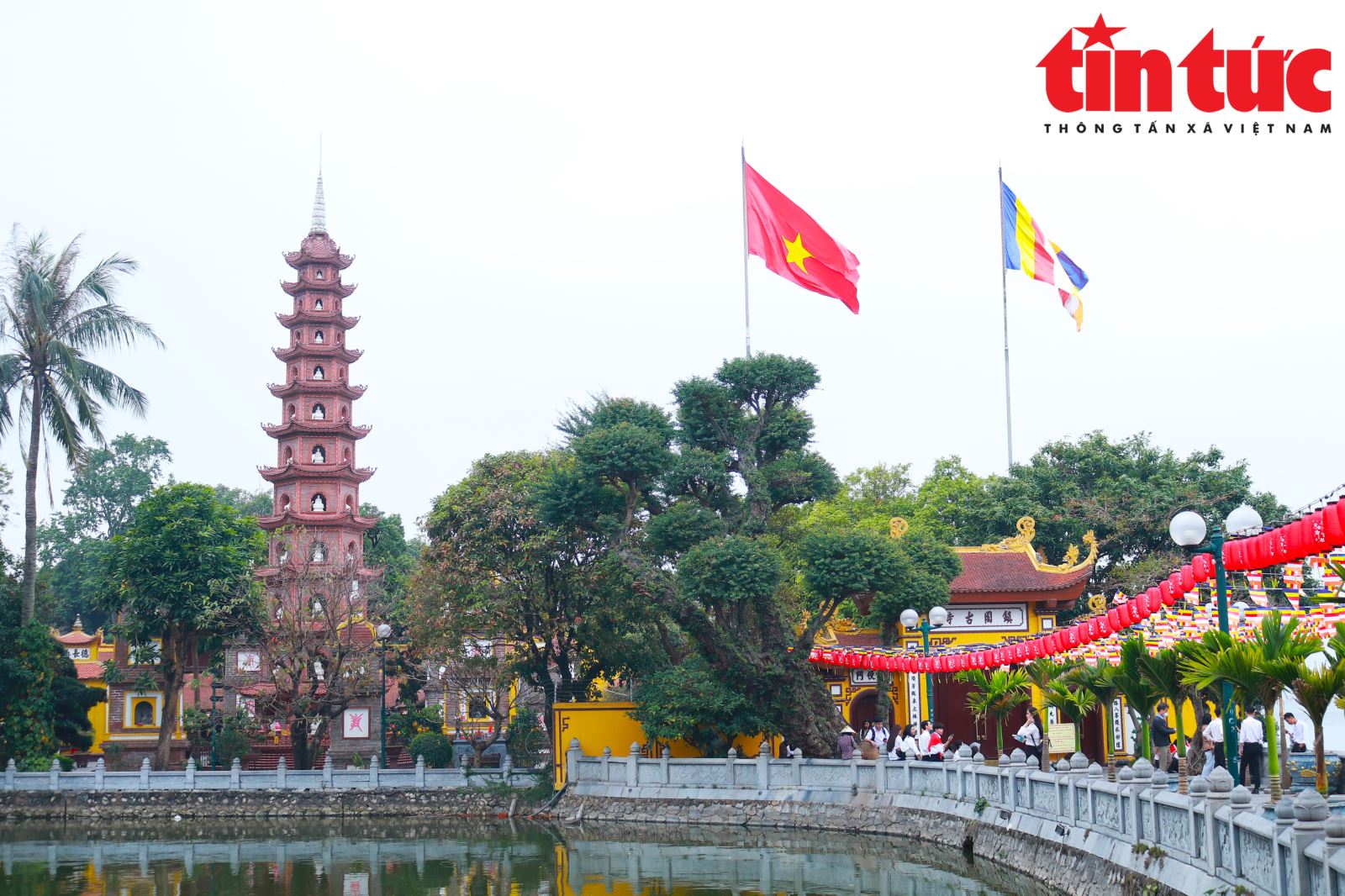 Khách quốc tế nô nức ghé thăm ngôi chùa cổ nhất Hà Nội dịp Tết Bính Ngọ- Ảnh 1.