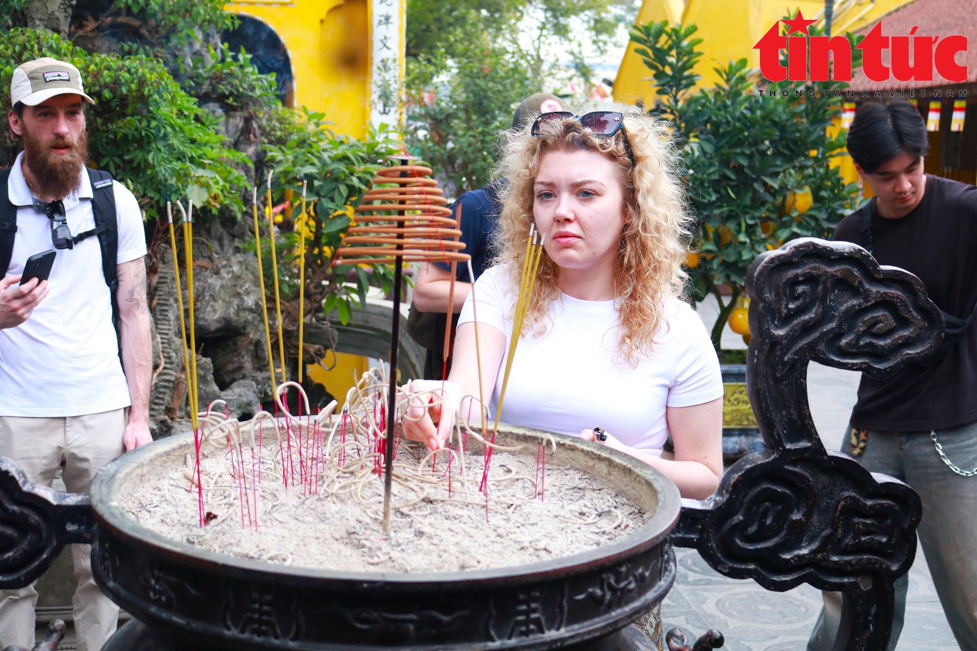 Khách quốc tế nô nức ghé thăm ngôi chùa cổ nhất Hà Nội dịp Tết Bính Ngọ- Ảnh 5.