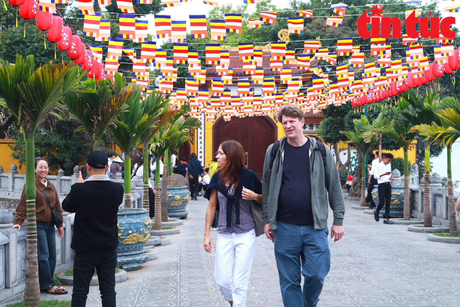 Khách quốc tế nô nức ghé thăm ngôi chùa cổ nhất Hà Nội dịp Tết Bính Ngọ- Ảnh 2.