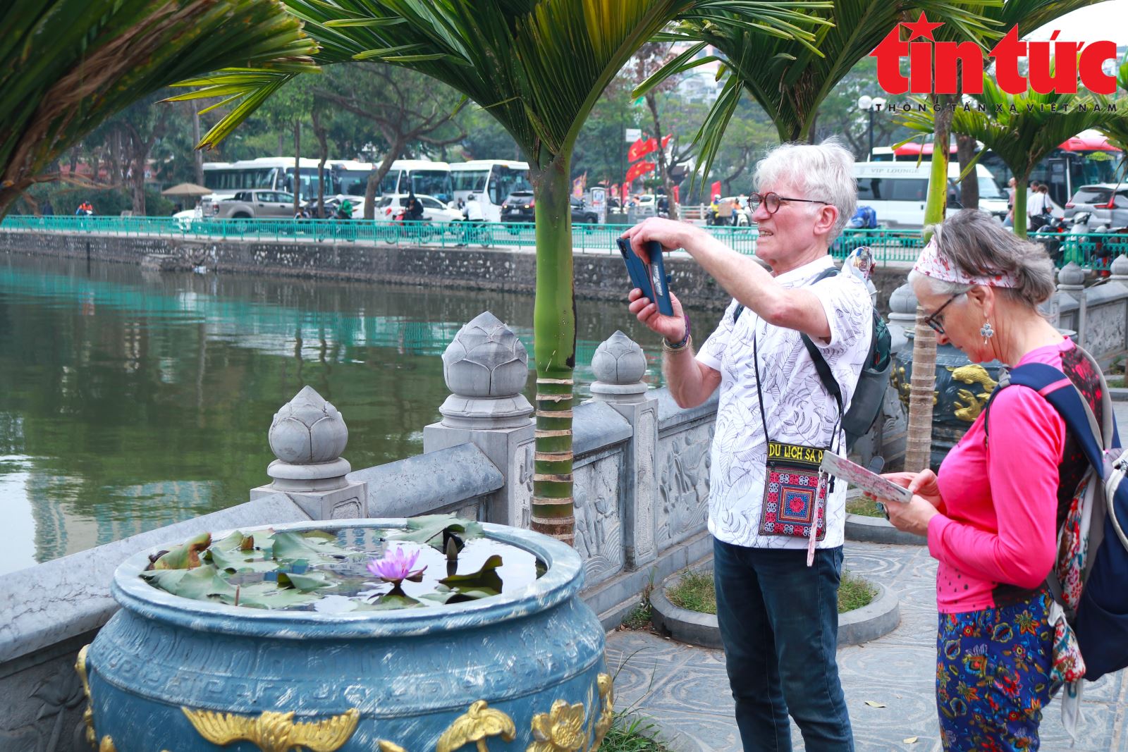 Khách quốc tế nô nức ghé thăm ngôi chùa cổ nhất Hà Nội dịp Tết Bính Ngọ- Ảnh 7.