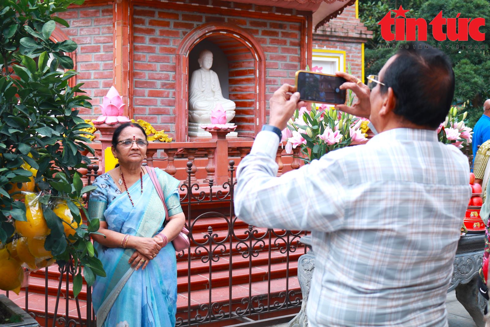 Khách quốc tế nô nức ghé thăm ngôi chùa cổ nhất Hà Nội dịp Tết Bính Ngọ- Ảnh 6.