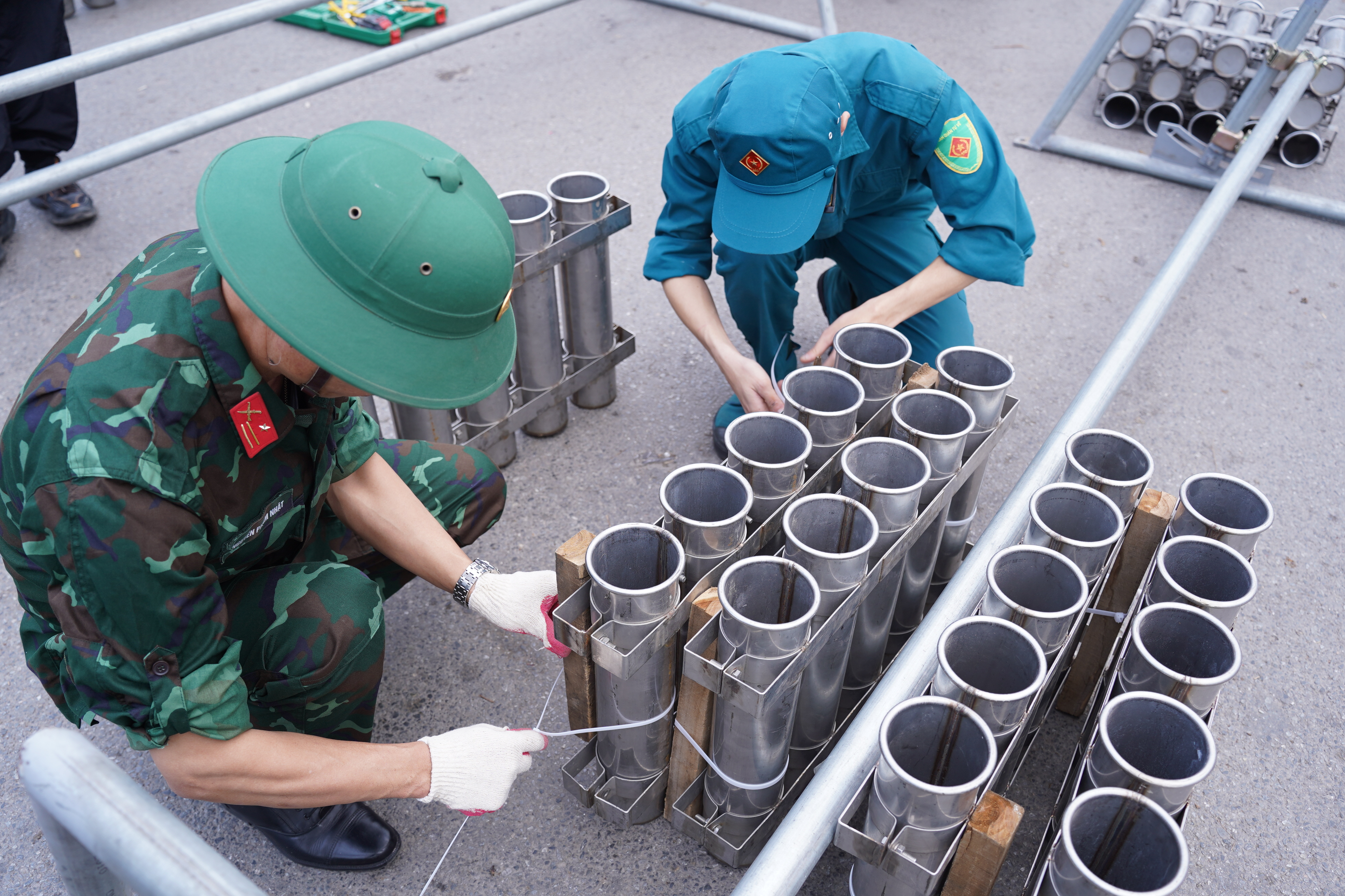 Cận cảnh các trận địa pháo hoa ở Hà Nội trước thời khắc đón Giao thừa- Ảnh 7.